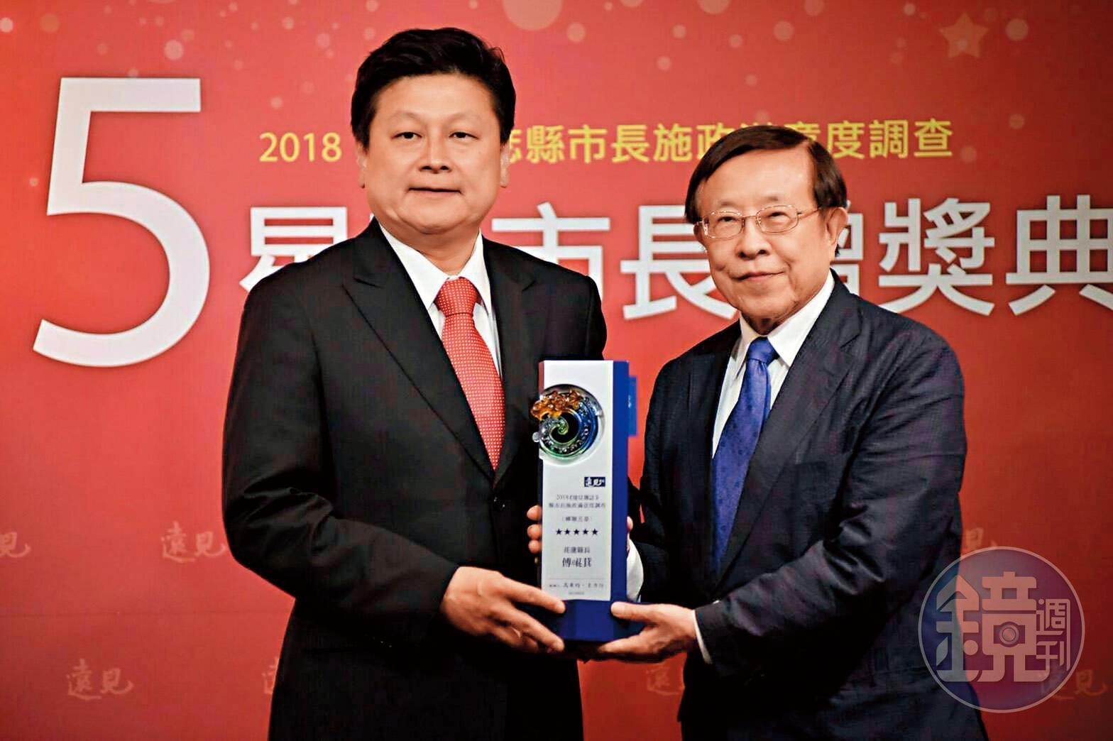 儘管民間看法兩極，傅崐萁卻曾被媒體多次評為5星縣長。（花蓮縣政府提供）