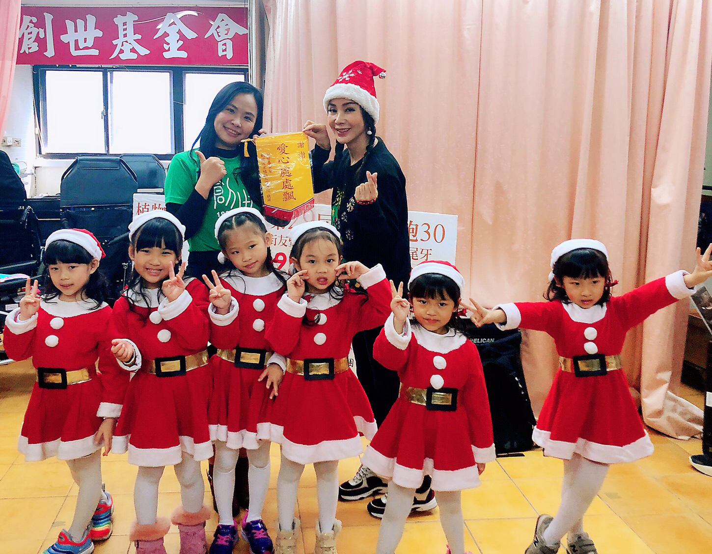 今天活動現場有喜樂幼兒園的耶誕小公公，載歌載舞大唱耶誕歌曲，讓陳美鳳融化直呼超可愛。（民視提供）