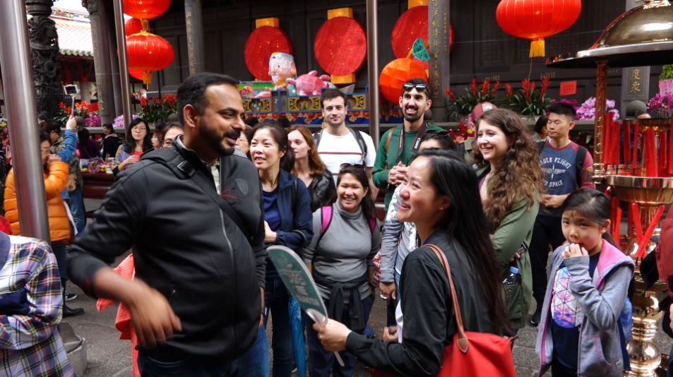 「來去福爾摩沙」提供的歷史路線最受旅客歡迎，圖為來自歐美亞的觀光客在龍山寺聆聽導遊解說。