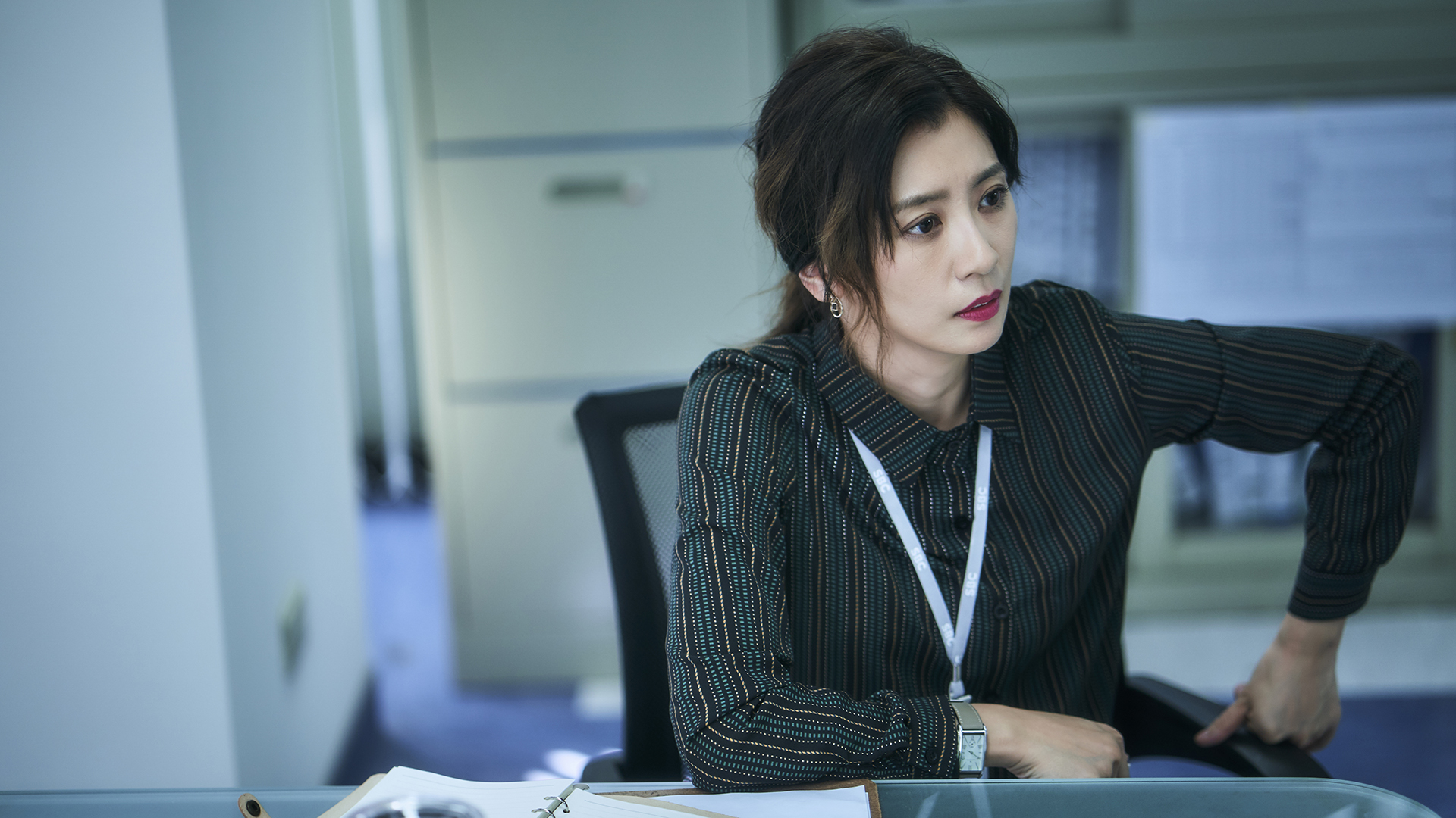 《我們與惡的距離》賈靜雯扮演霸氣新聞部主管，經常對下屬發飆。（公視提供） 