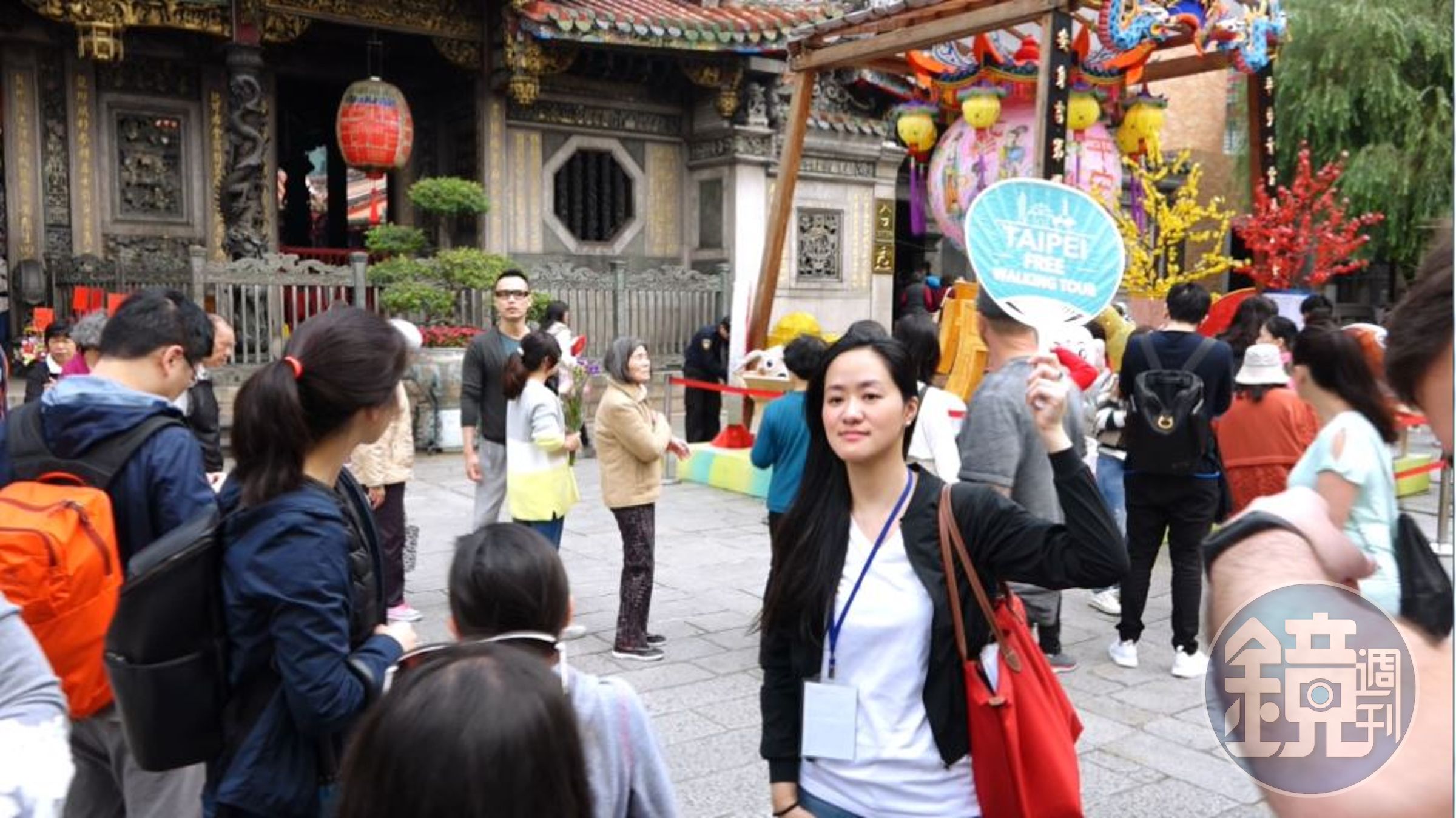 遊客們對於龍山寺的建築和氣氛都非常神往。