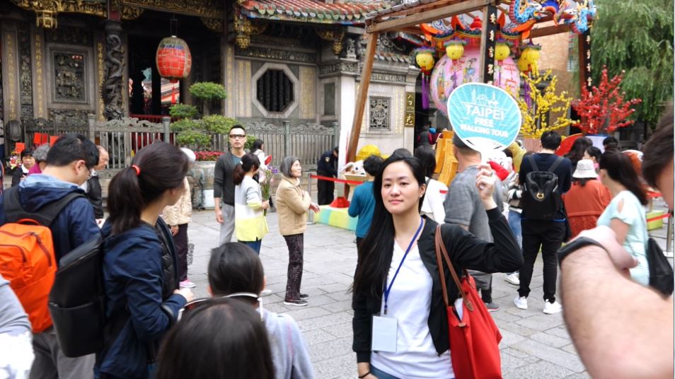 遊客們對於龍山寺的建築和氣氛都非常神往。