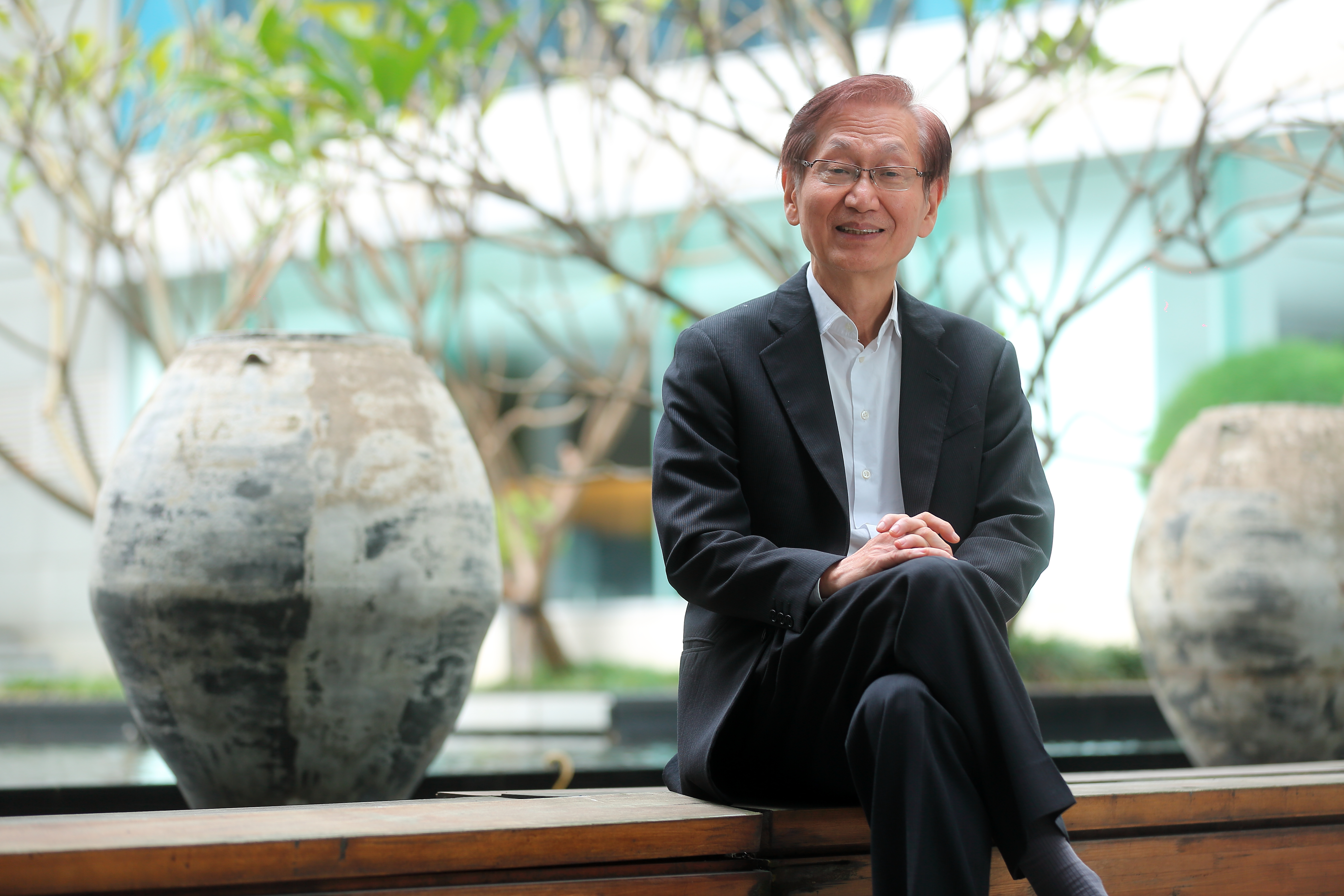 給人溫文儒雅形象的施崇棠，多年來維持打坐修禪的習慣。