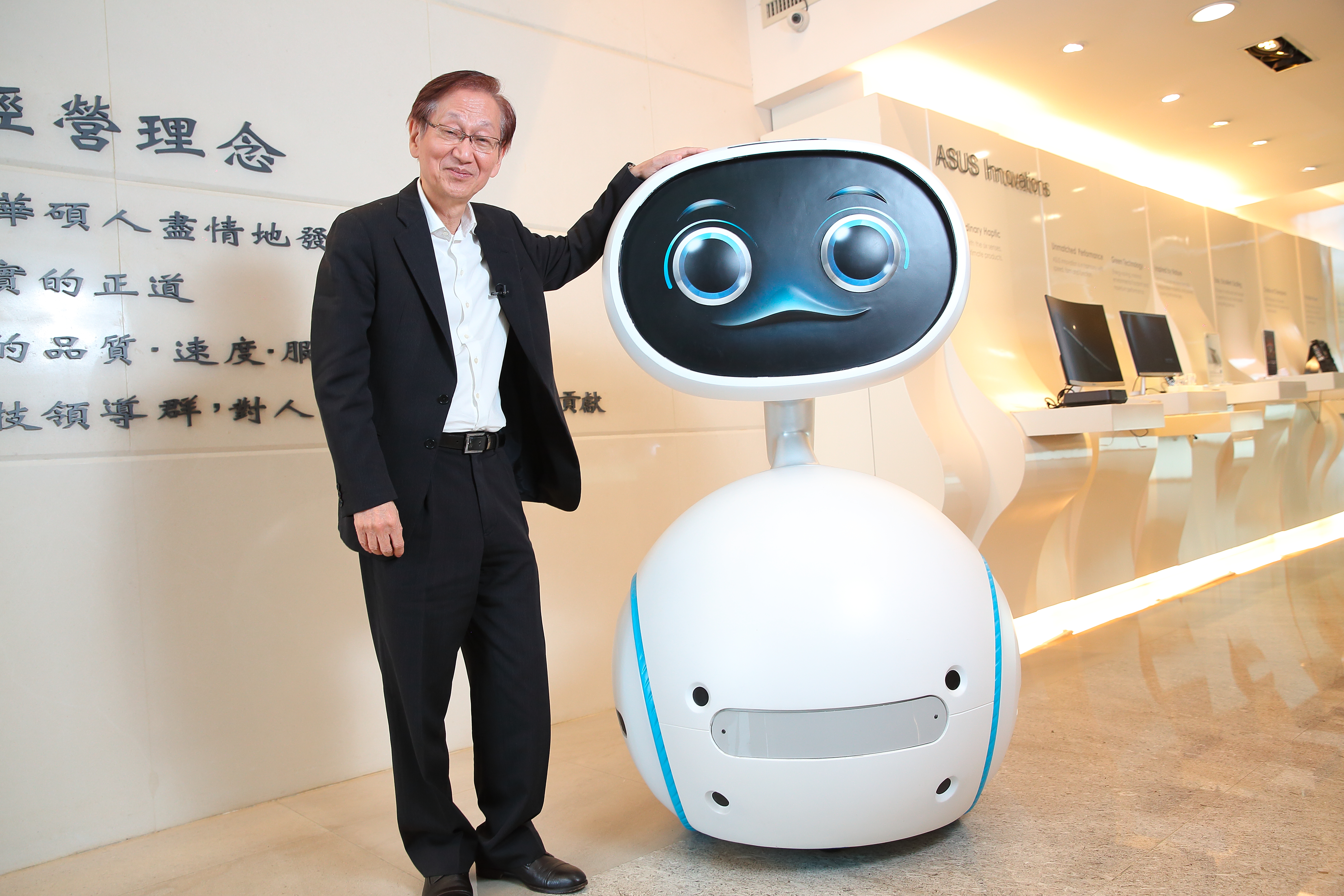 華碩總部大廳擺了一座跟人等身高的Zenbo機器人公仔。