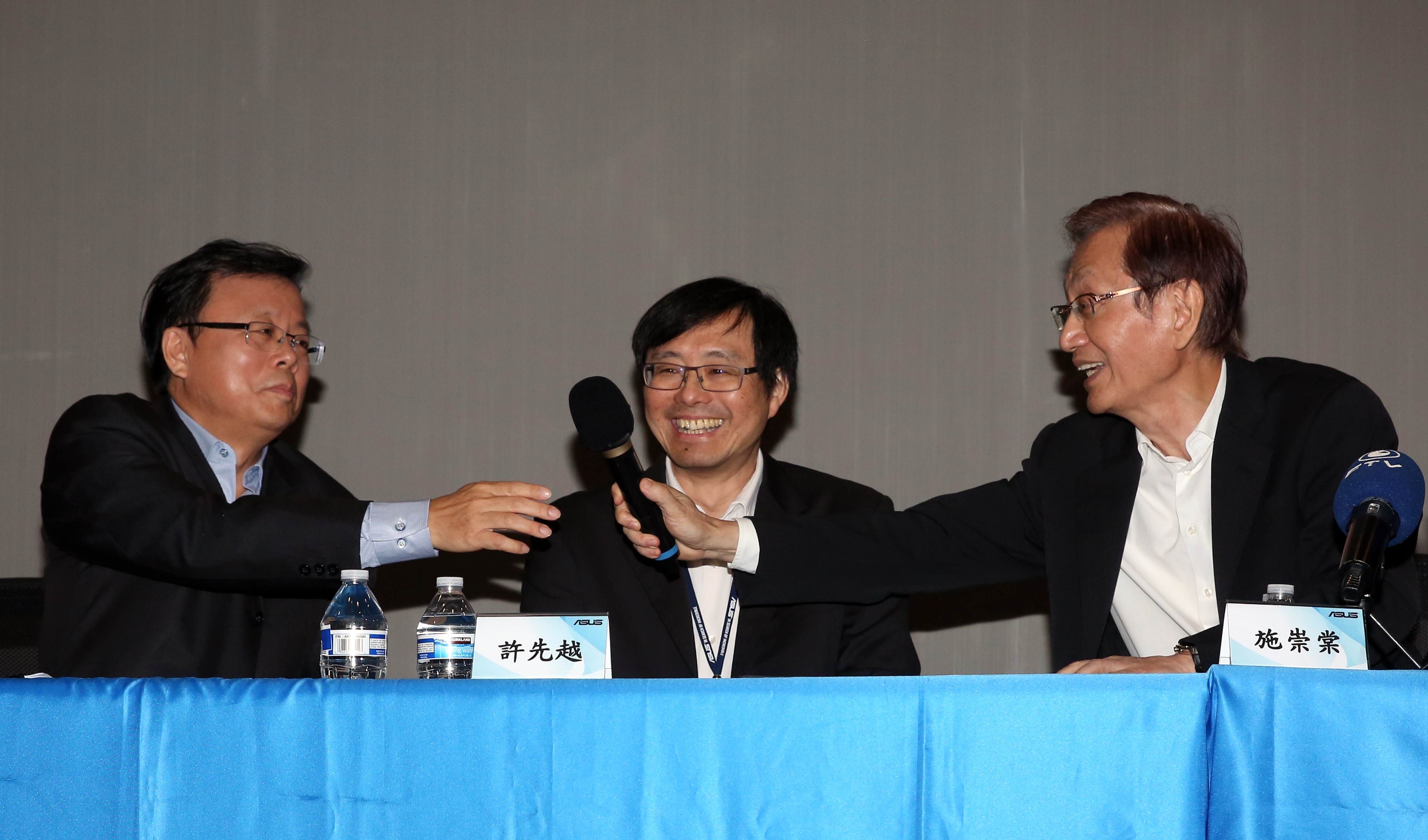 明年1月1日起華碩開啟雙執行長共治時代，由胡書賓（左1）、許先越（左2）扛起重責大任。