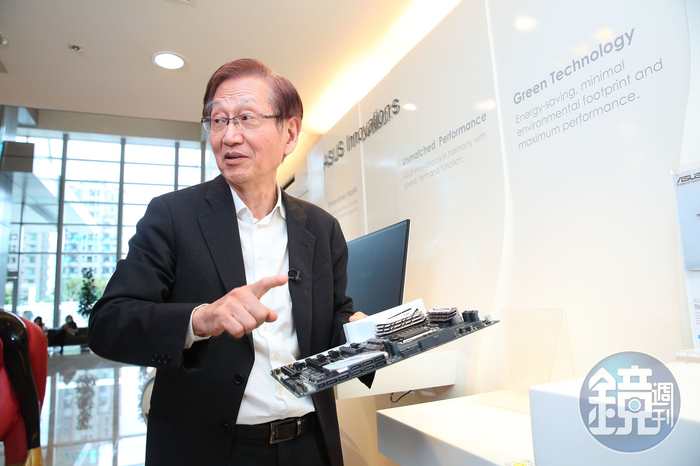 施崇棠大秀起家的主機板，一瞬間董事長的包袱褪去，化身為熱愛技術的工程師。