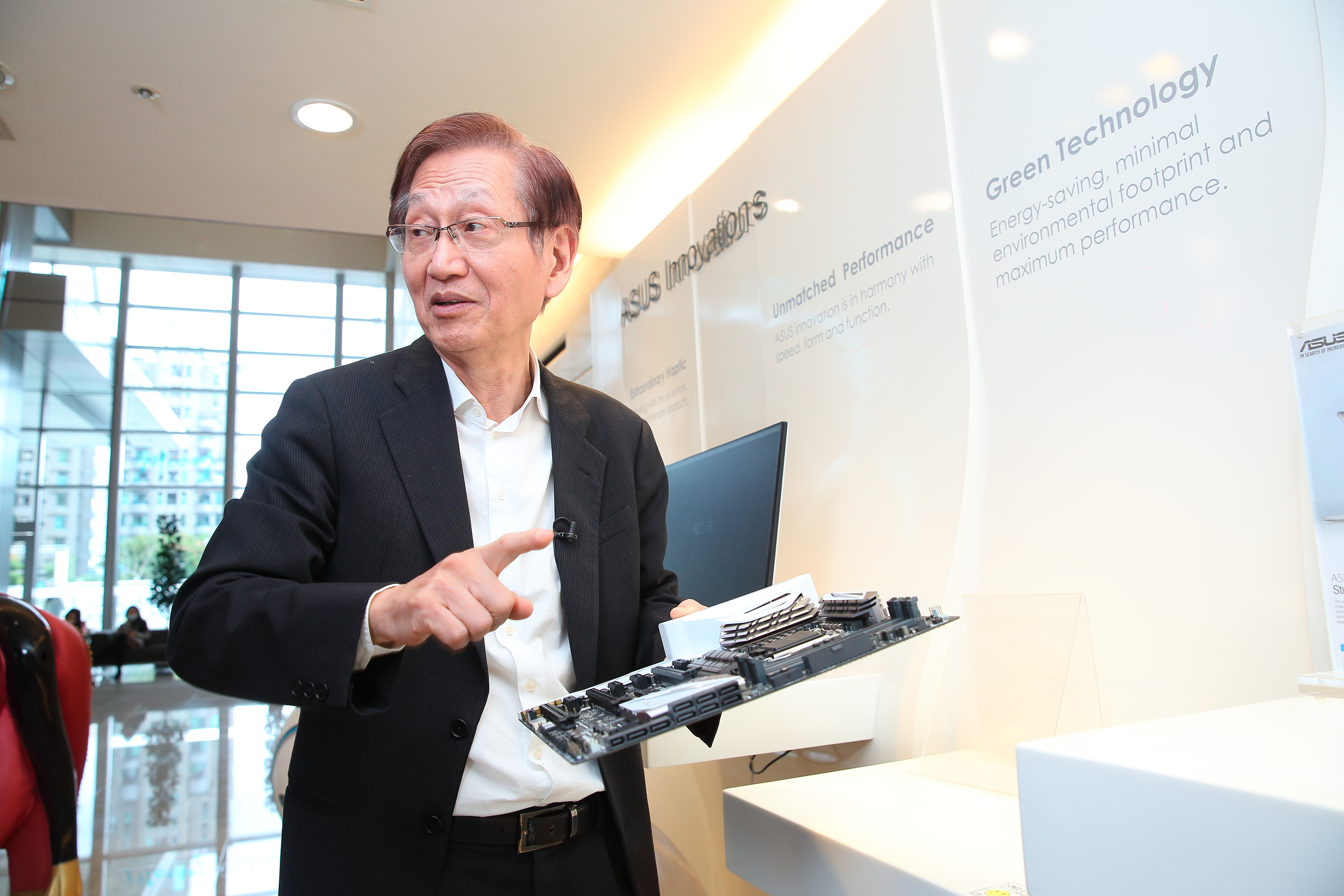 施崇棠大秀起家的主機板，一瞬間董事長的包袱褪去，化身為熱愛技術的工程師。