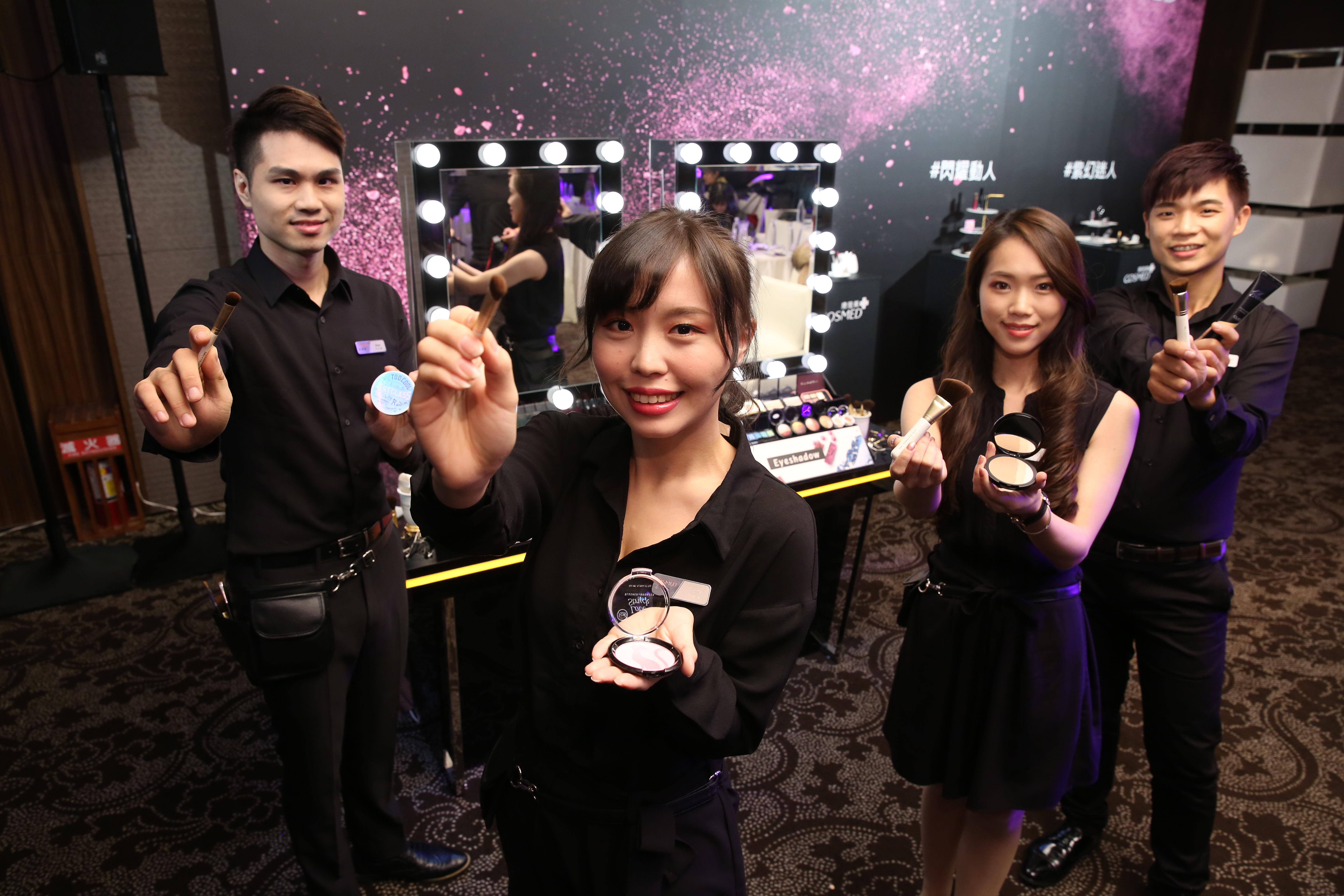 康是美推出彩妝師駐店服務，消費者有彩妝問題都可以到門市體驗。