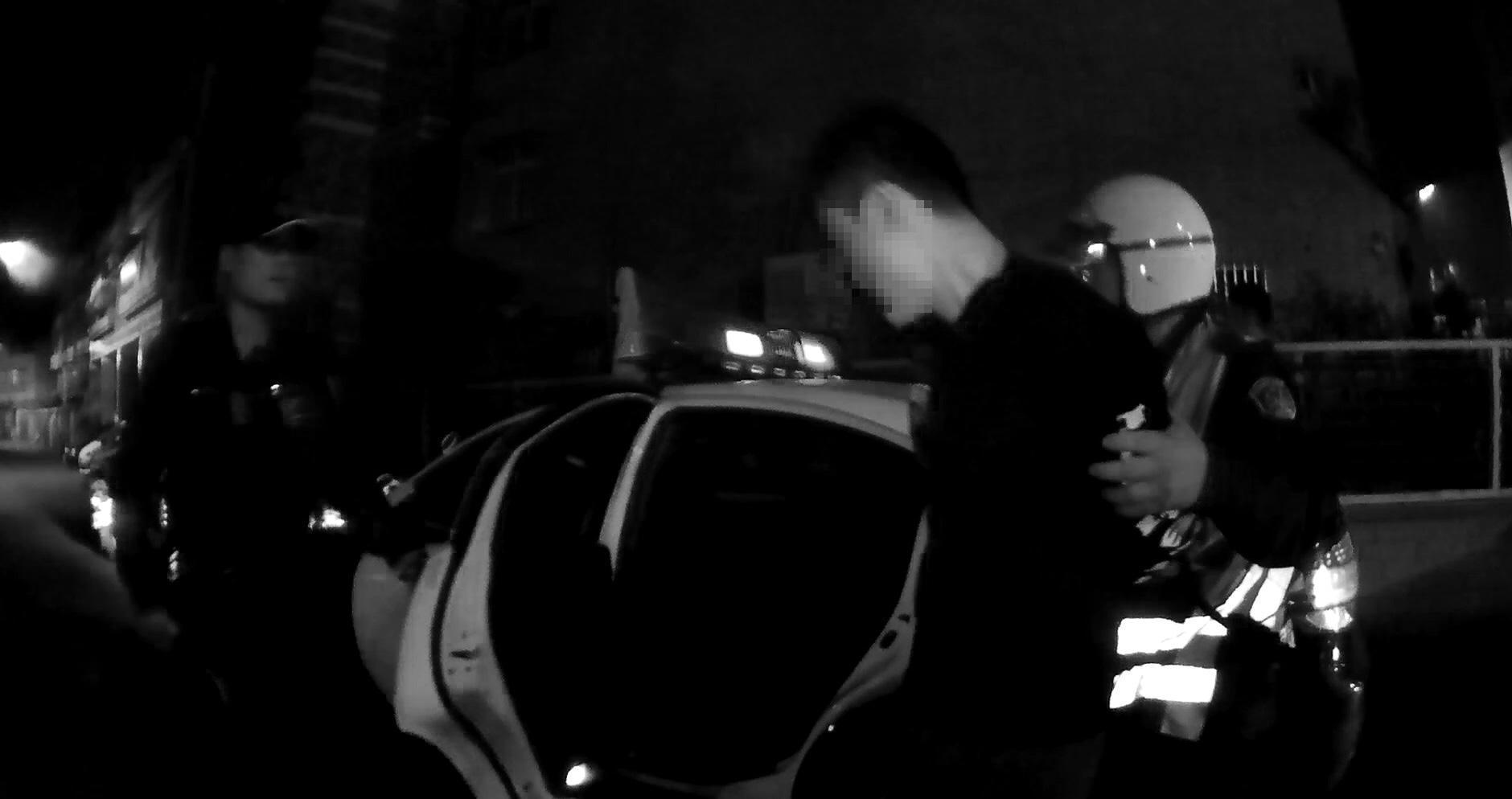 警方用辣椒水壓制醉漢攻擊，將他帶回警局，酒醒後懊悔不已。（警方提供）