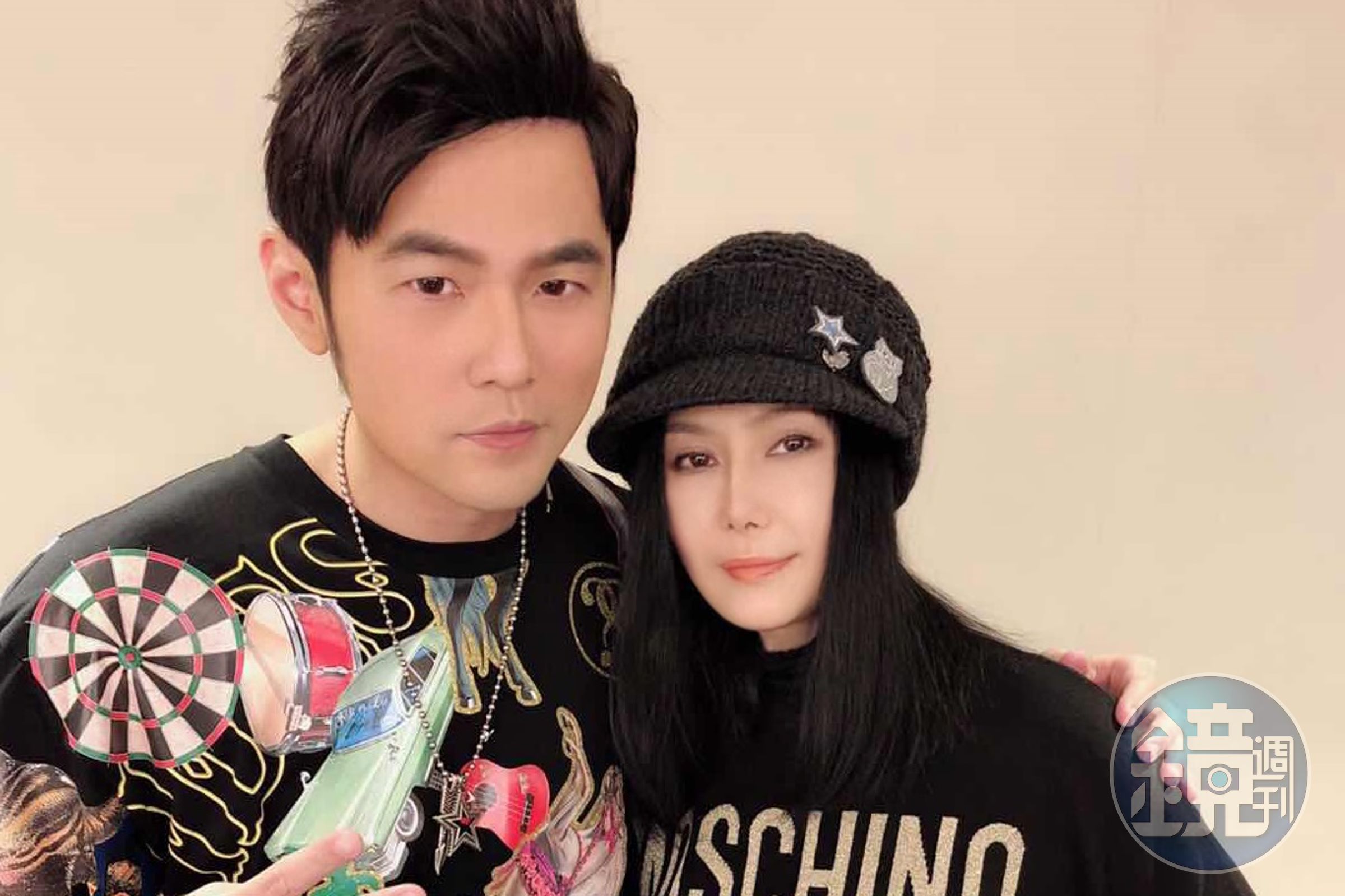 江蕙現身周杰倫澳門〈地表最強〉演唱會，難得開金口跟全場大合唱〈稻香〉。（杰威爾提供）