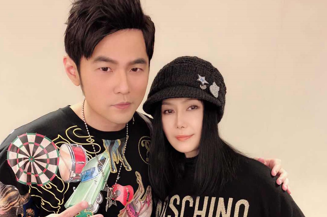 江蕙現身周杰倫澳門〈地表最強〉演唱會，難得開金口跟全場大合唱〈稻香〉。（杰威爾提供）