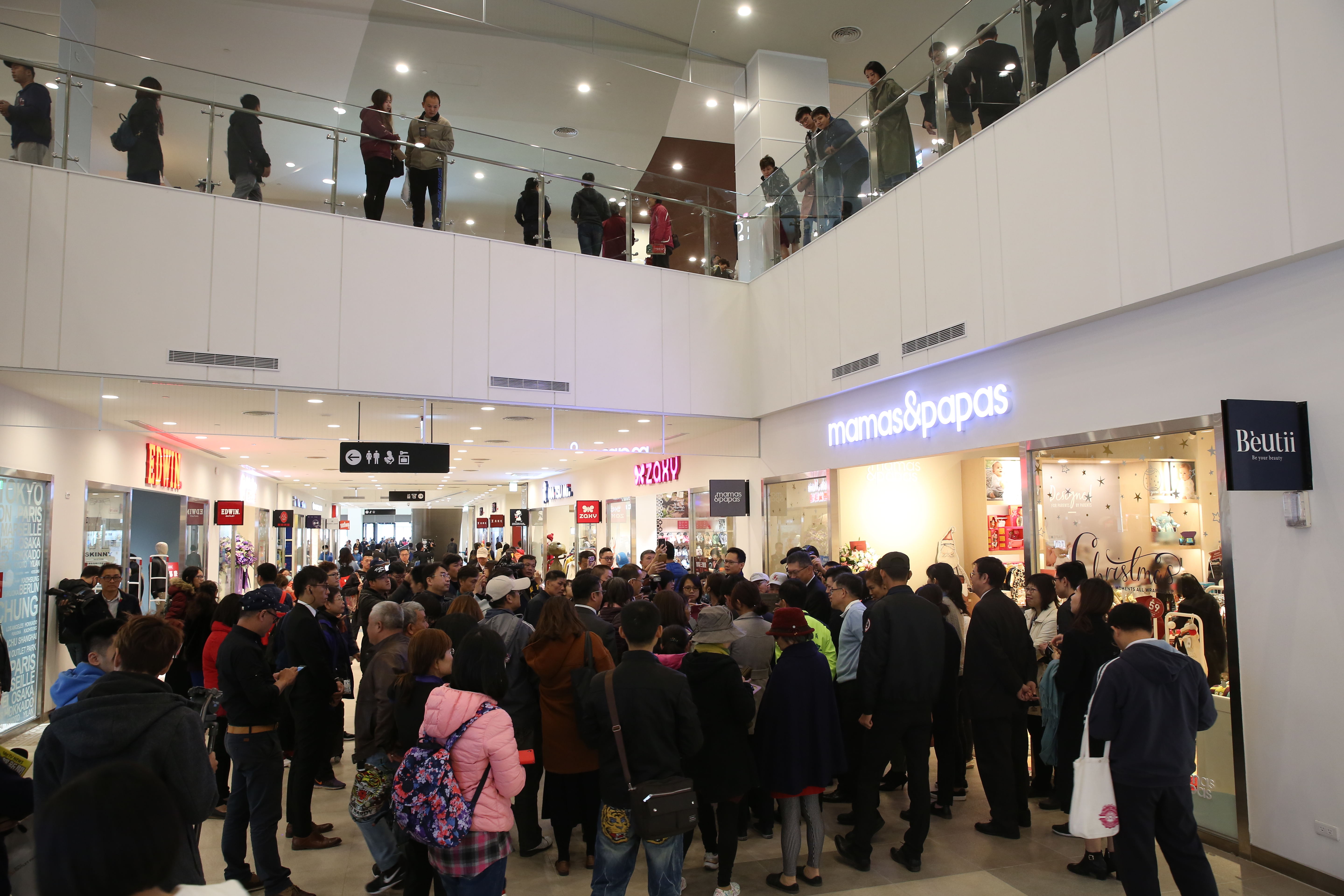 12月12日開幕當天，超過3萬人造訪台中港三井OUTLET，現場擠得水洩不通。