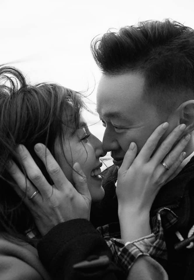 楊謹華與Ben同戴婚戒,宣示自組家庭。(翻攝自楊謹華臉書)