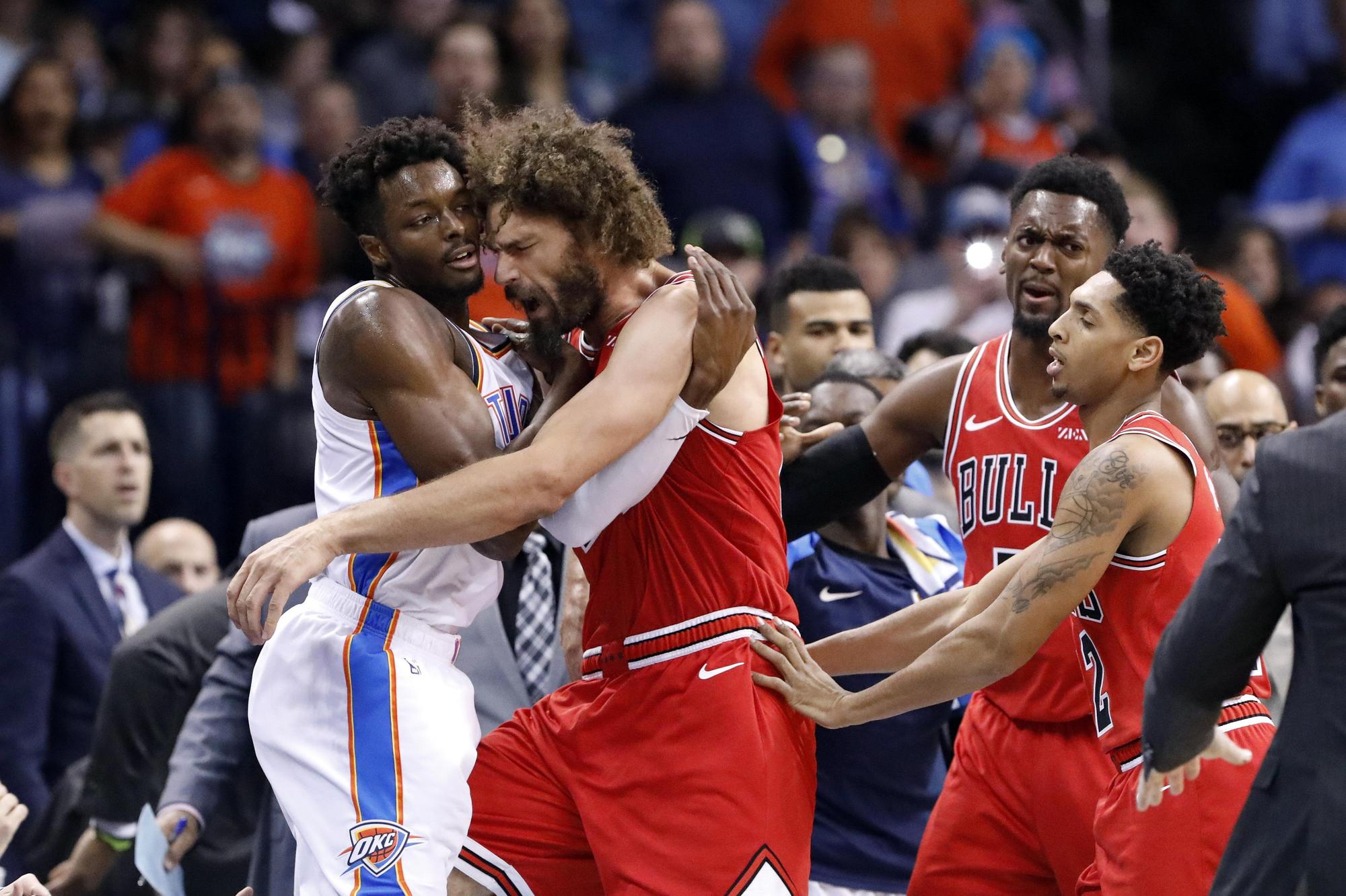 葛蘭特(Jerami Grant)與羅培茲(Robin Lopez,)跟著發生扭打,羅培茲甚至還差點摔倒在地。(東方IC)