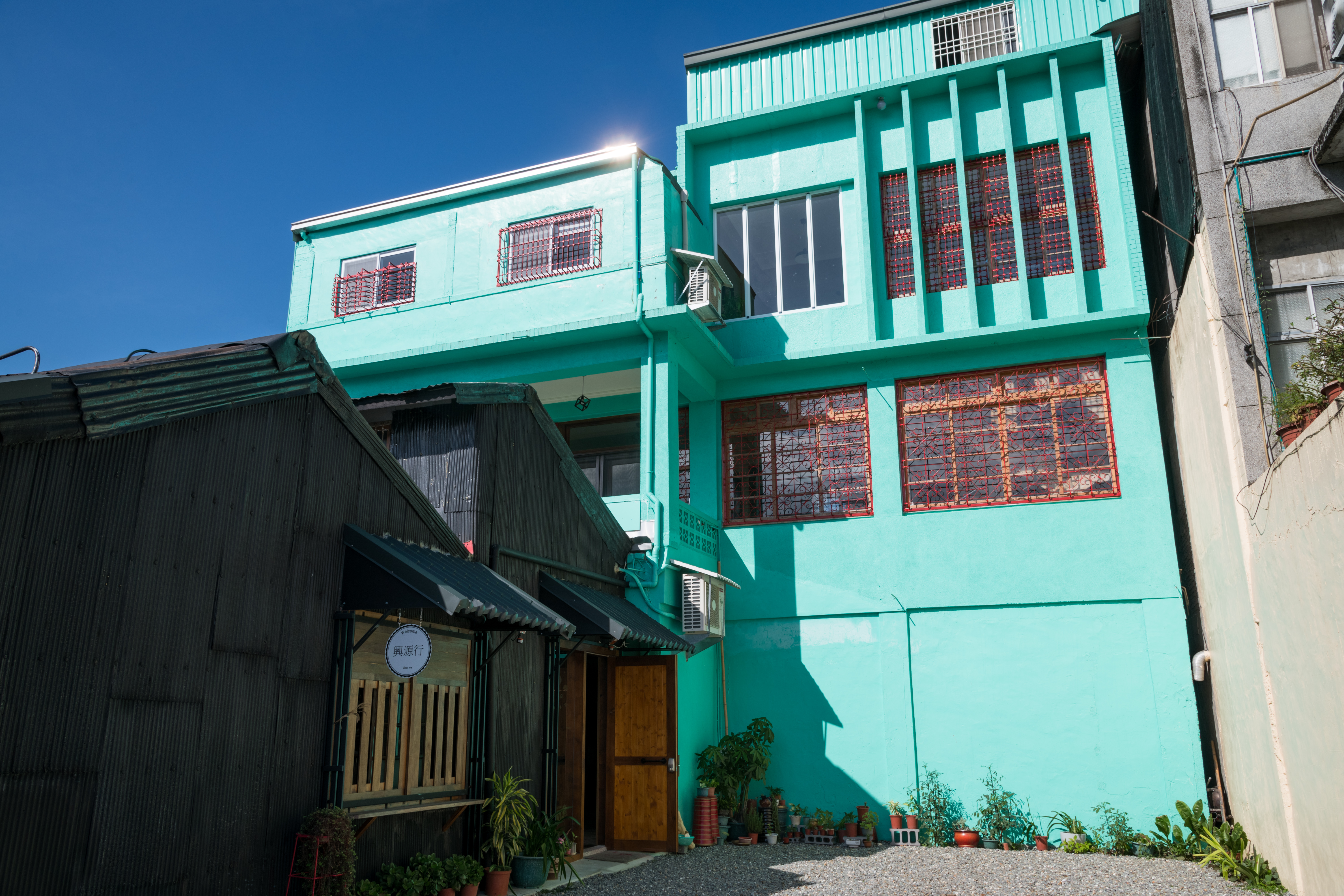 綠牆紅框是興源行的特點之一。