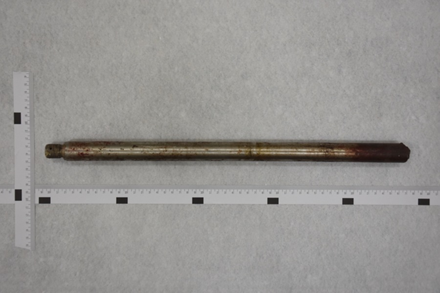 黃振茂涉嫌拿約50公分長鐵棍毆打父親。（警方提供）