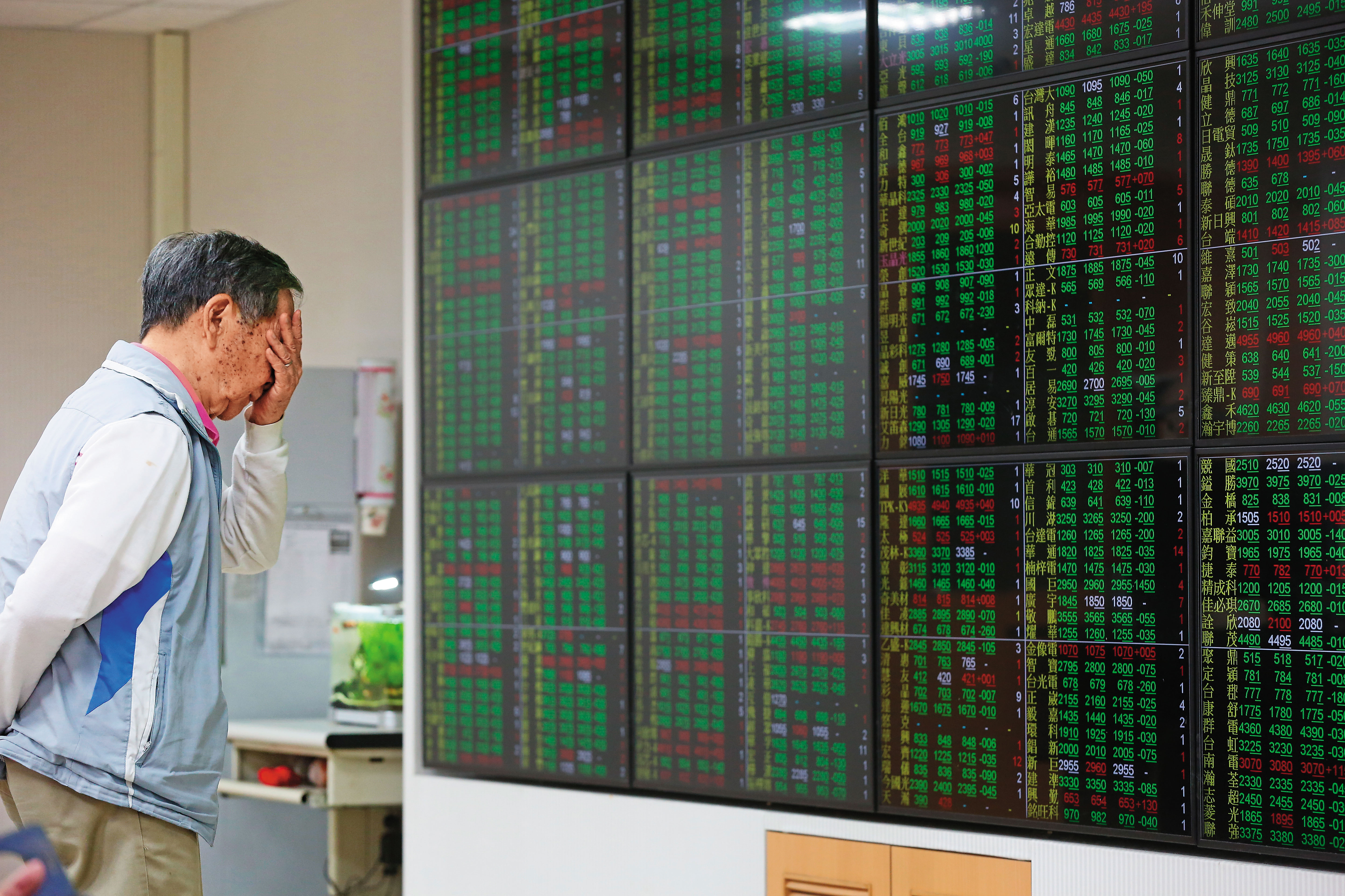 10月至今3個月的大跌勢,很多中小型股票慘遭腰斬,投資人哀鴻遍野,財產大縮水。