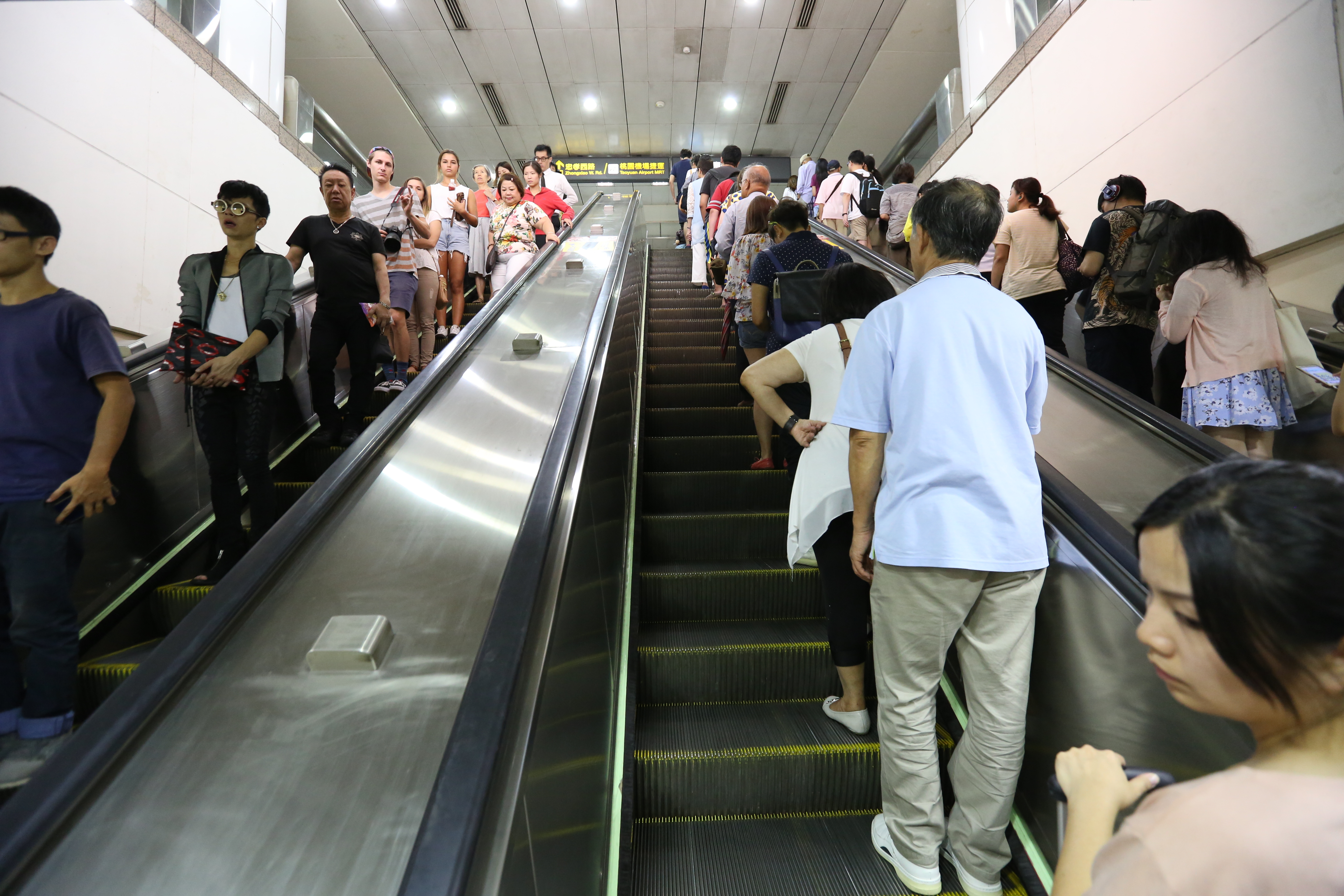 北捷從10年前就取消靠右站立的規定，但大多數民眾仍維持靠右站立的習慣。