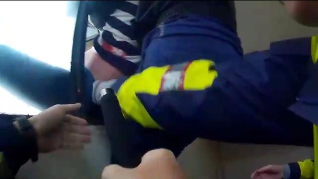 熱心男子緊抓著丈夫臀部,防止夫妻一起墜樓。(警方提供)