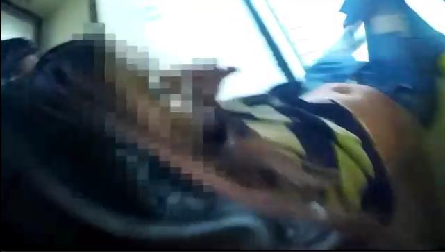 警方終於將鬧自殺的陳姓妻子從窗外拖回來。(警方提供)