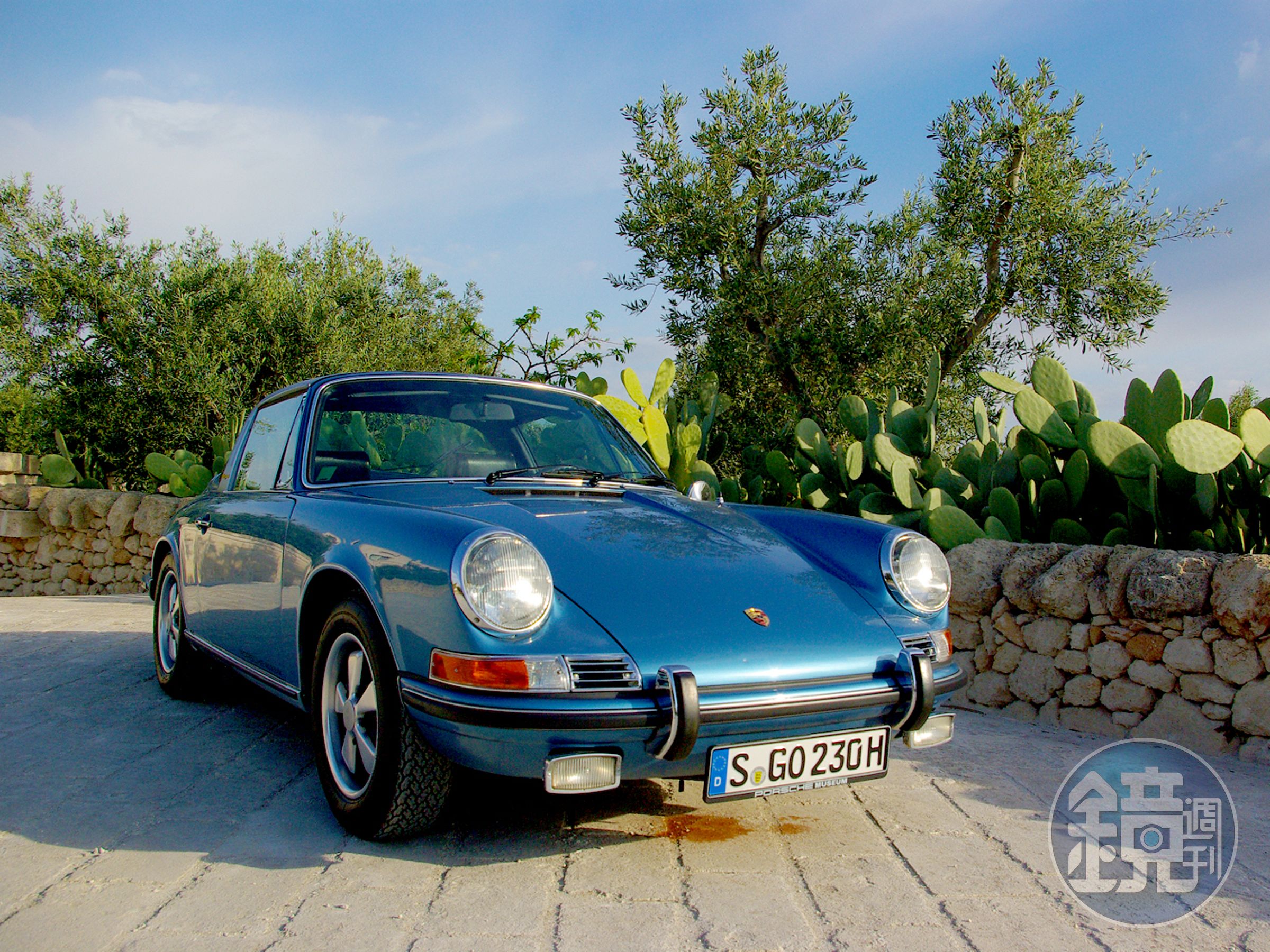 PORSCHE在1965年法蘭克福車展發表第一代911 Targa，即使這部怪怪敞篷911的售價比標準版911 Coupe貴了1400德國馬克，銷售竟然不錯。