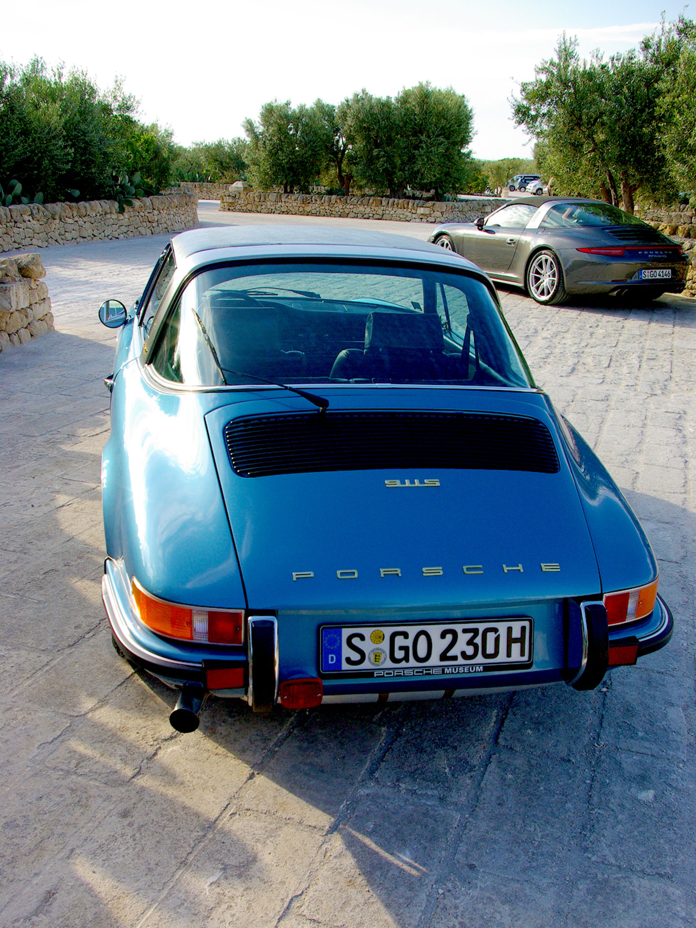 PORSCHE必需設計出讓人覺得安全的敞篷車，一套牢靠的安全防護是必要的，於是，Ferry、Alex、Hans-Peter Porsche父子三人攜手想出一套可拆卸式車頂、固定式B柱還有折疊後窗。