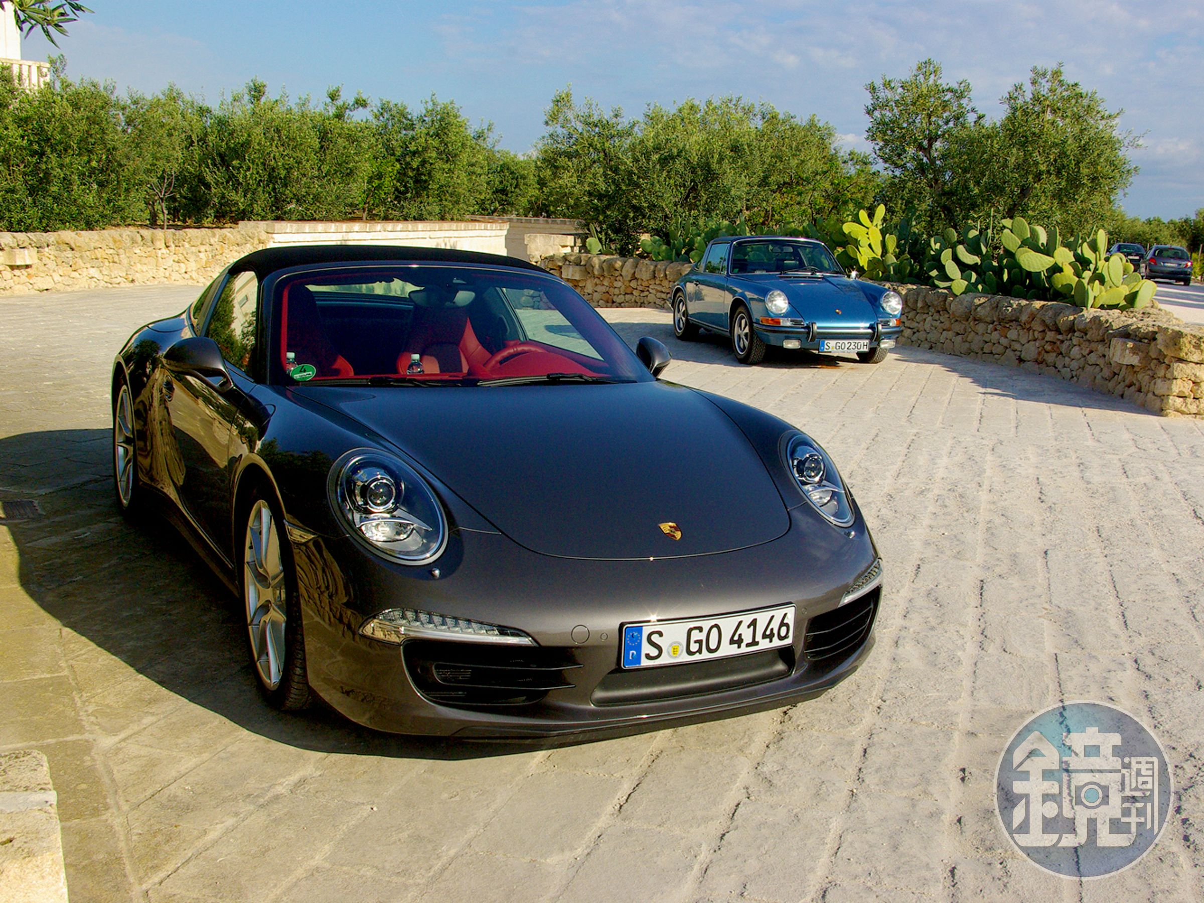 2014年月飛往義大利Bali試駕當時的全新車款991 Targa（左），卻萬萬想不到，我居然試到第一代911 Targa（右）。