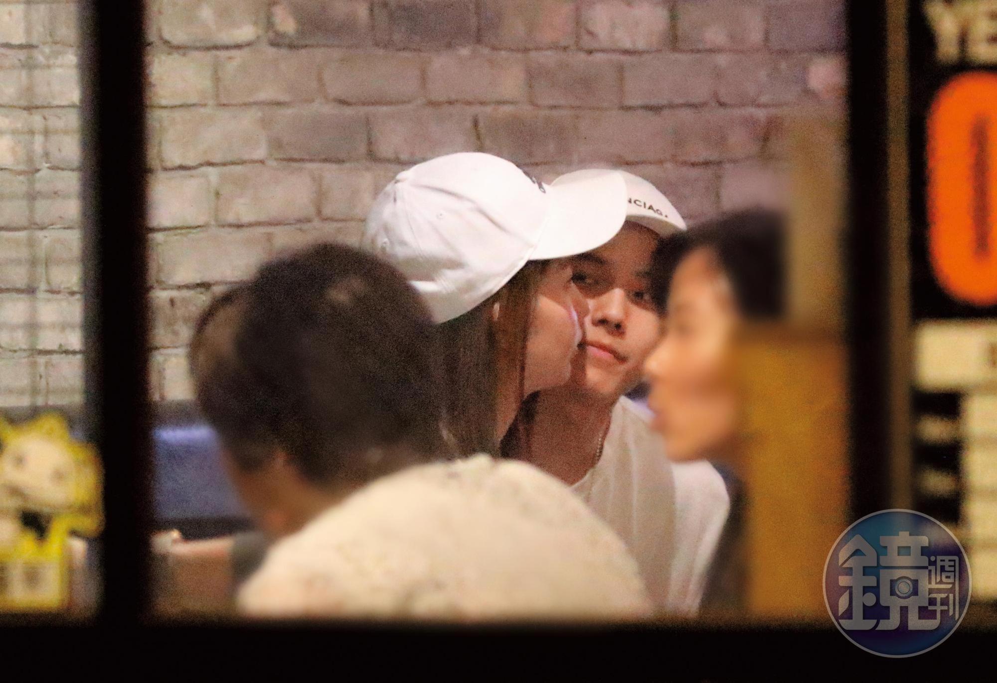 郭書瑤和以綸約會玩親親不怕別人瞧。