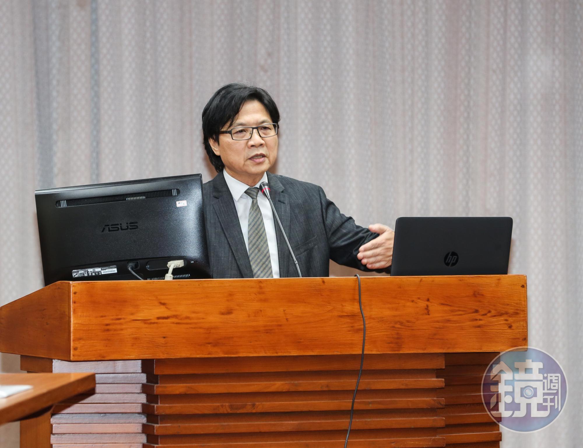 台大超過500天沒有正式校長，台大自主聯盟師生今到教育部向部長葉俊榮遞交邀請書，希望能部長能和台大師生溝通。