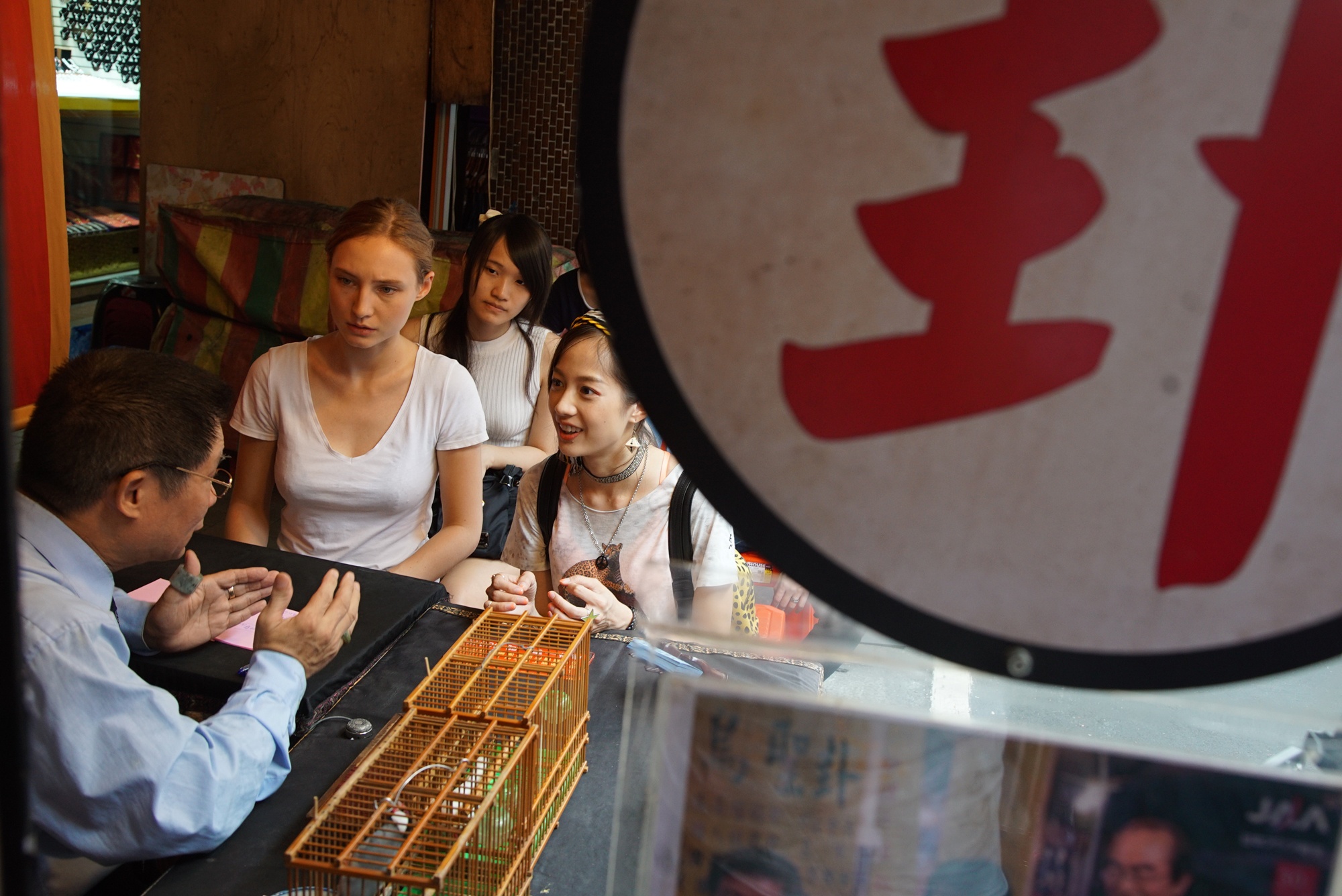 片中算命師開玩笑的「走桃花運」台詞，居然神準預測簡嫚書的戀情，如今她已與髮型師雲昌隆結婚，共組幸福家庭。（前景提供）