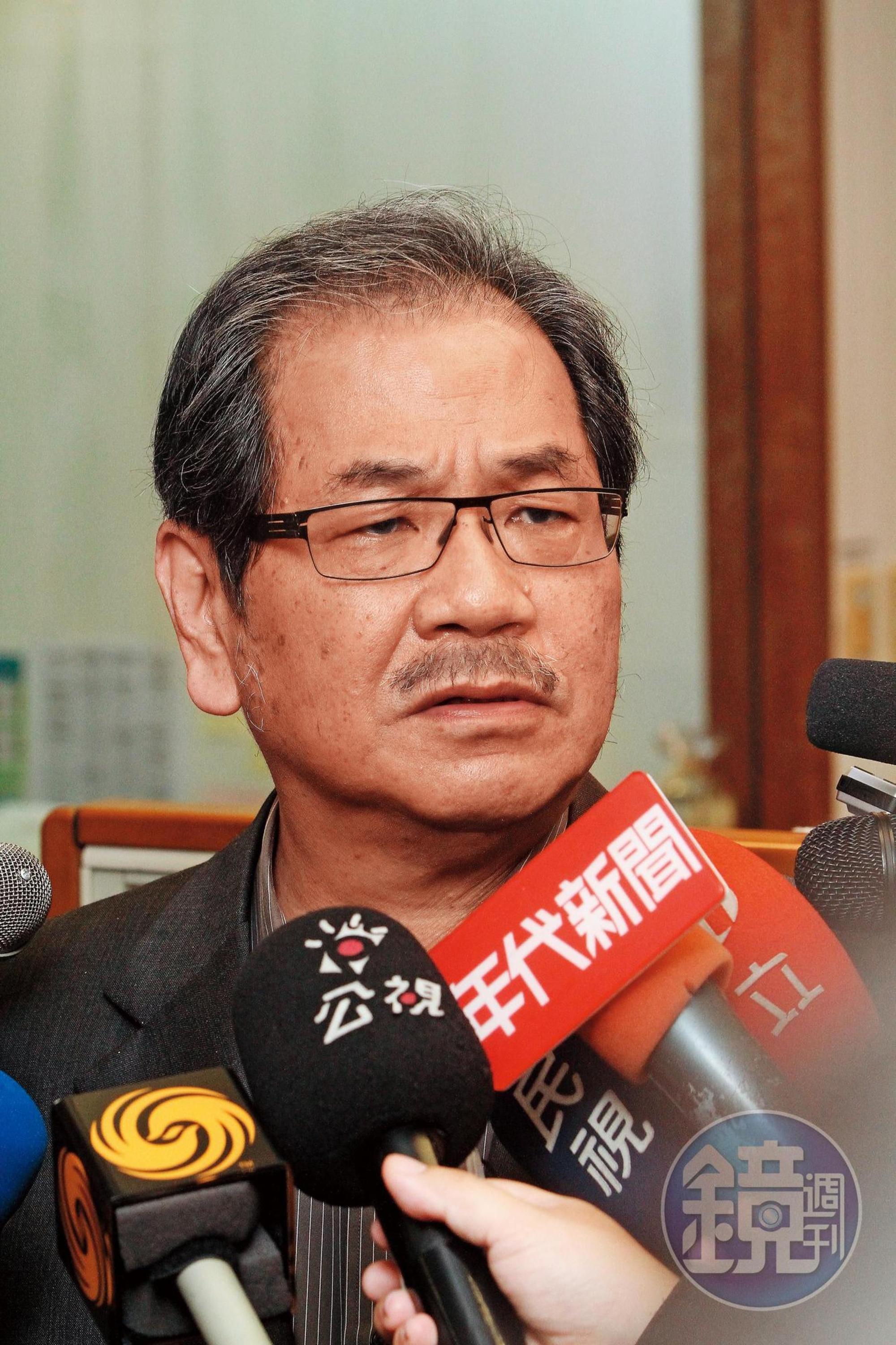 民進黨前祕書長吳乃仁在新系群組中留言「退黨退流」，引起黨內震撼。