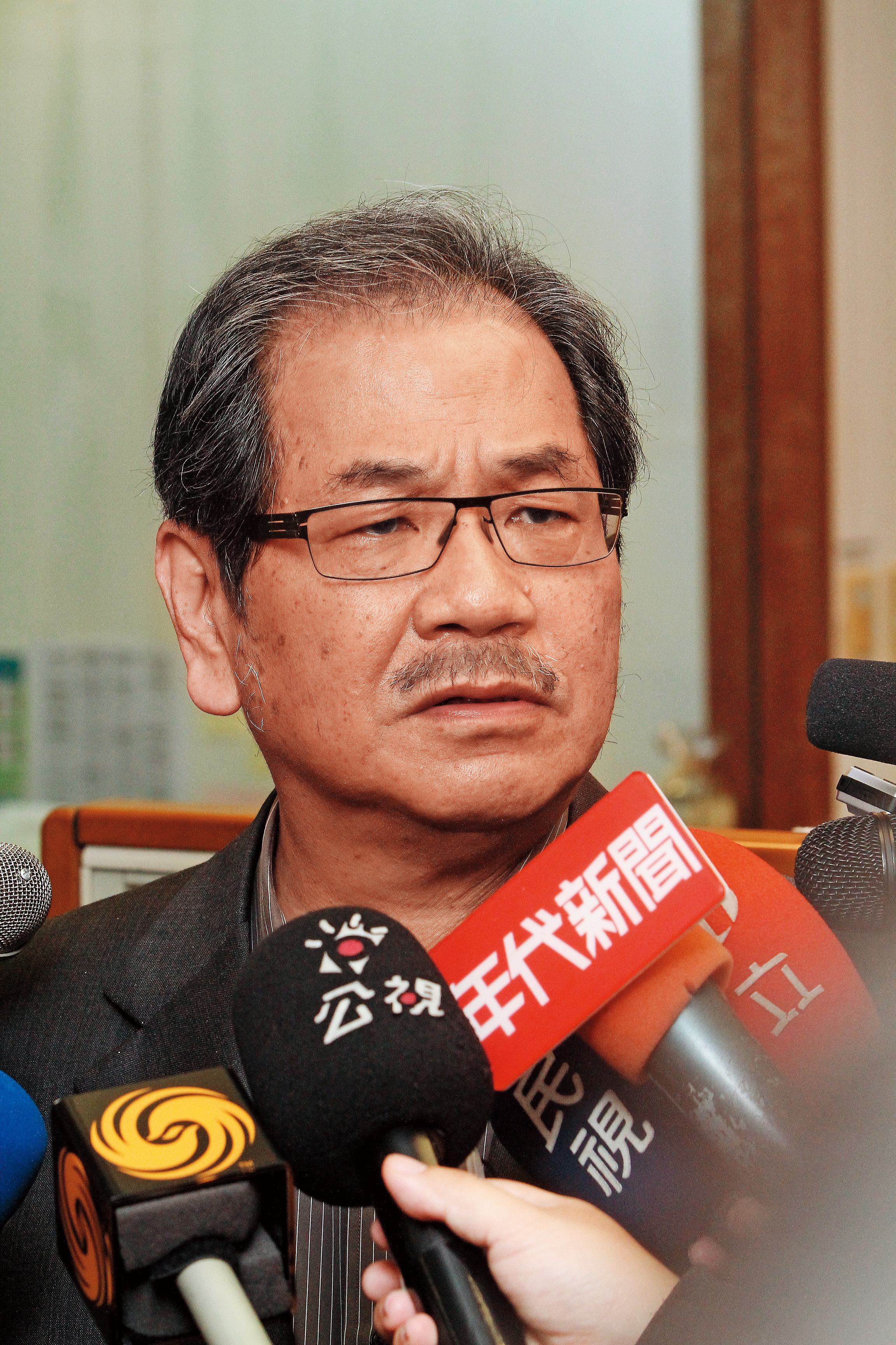 民進黨前祕書長吳乃仁在新系群組中留言「退黨退流」，引起黨內震撼。