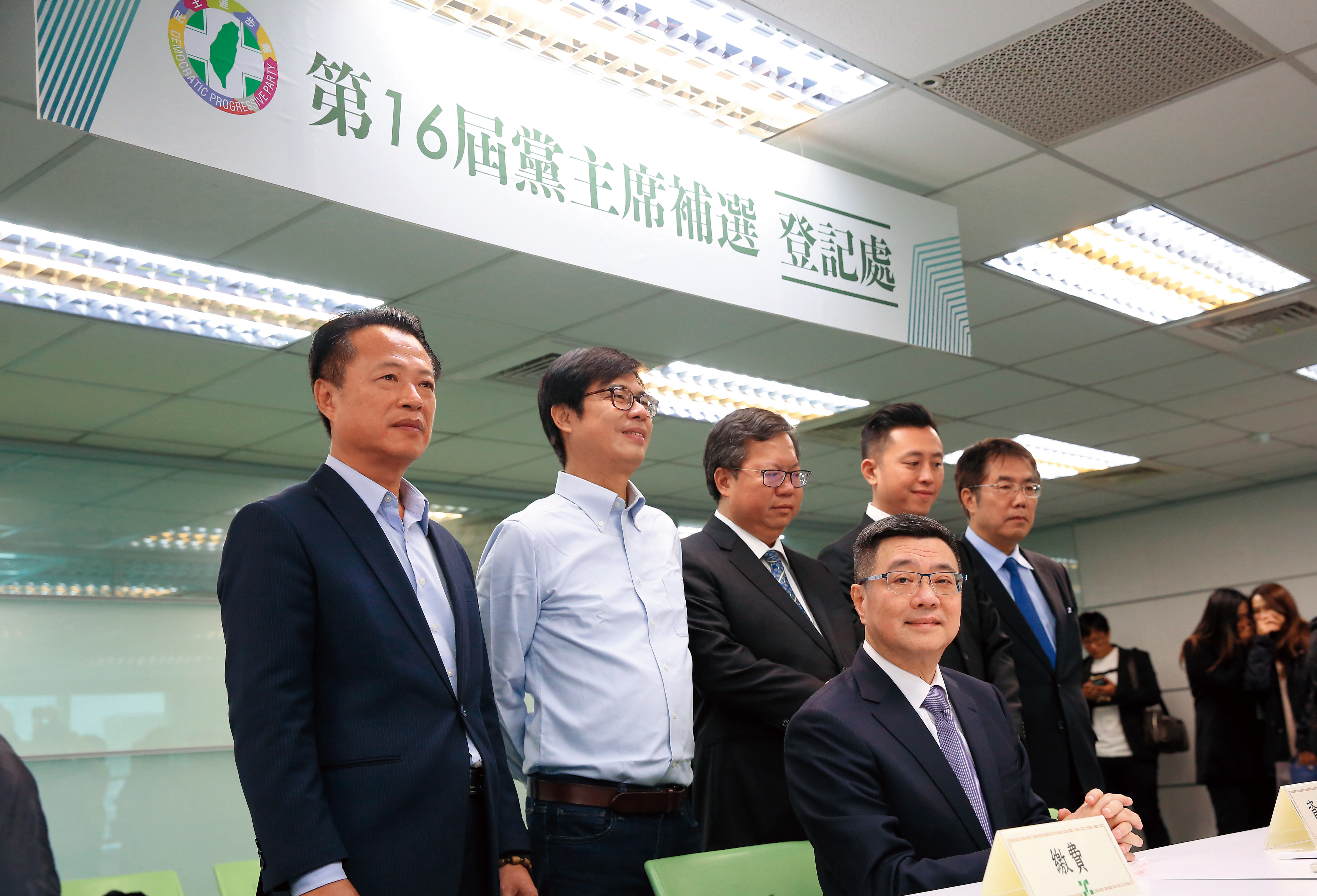 包括桃園市長鄭文燦等民進黨中生代，14日陪同卓榮泰登記參選。