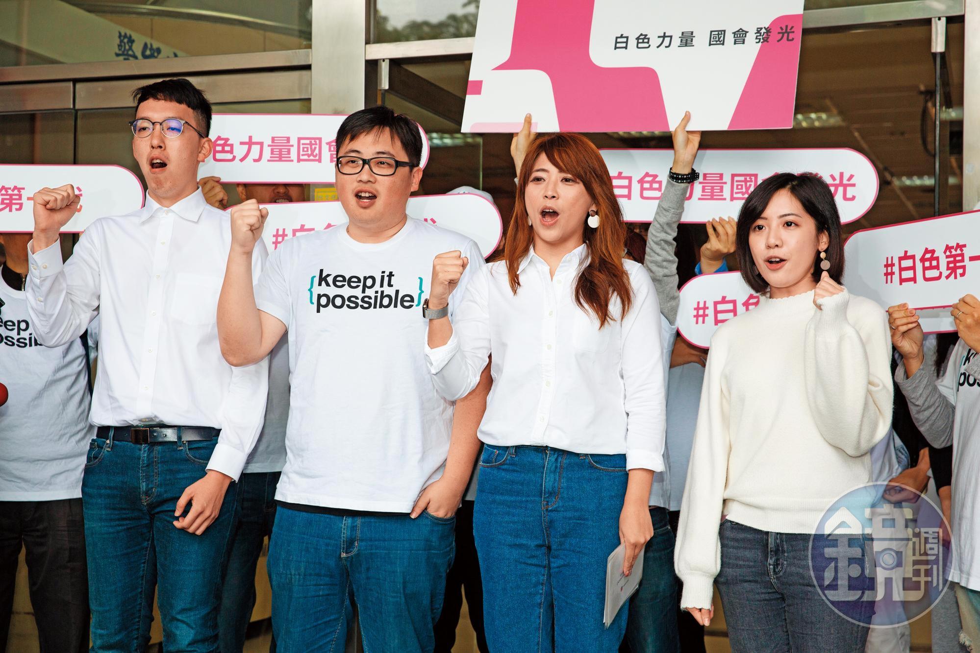 打著「柯家軍」名號的北市前觀傳局長陳思宇登記參選立委補選時,「學姐」黃瀞瑩全程陪同。