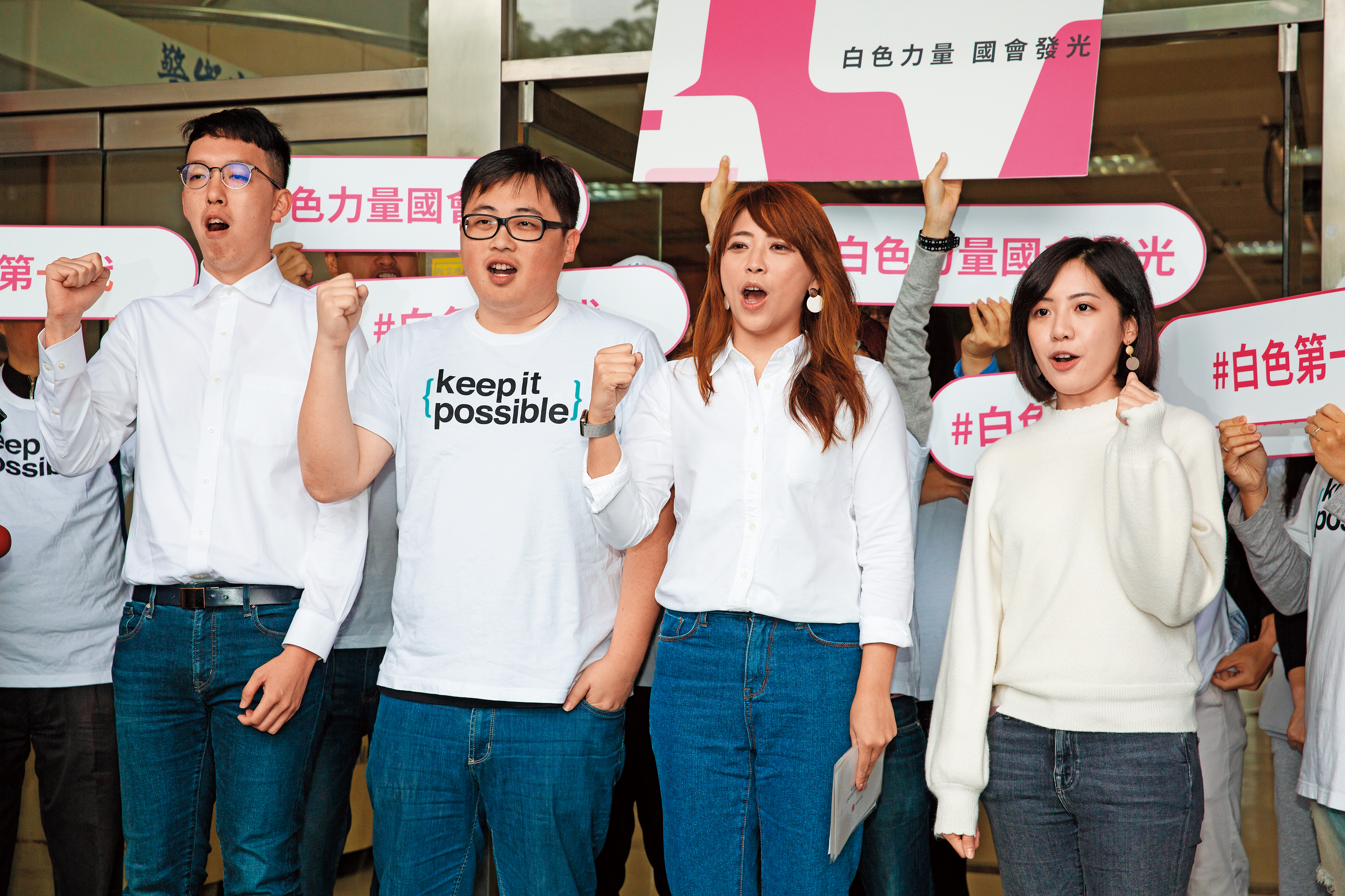 打著「柯家軍」名號的北市前觀傳局長陳思宇登記參選立委補選時，「學姐」黃瀞瑩全程陪同。