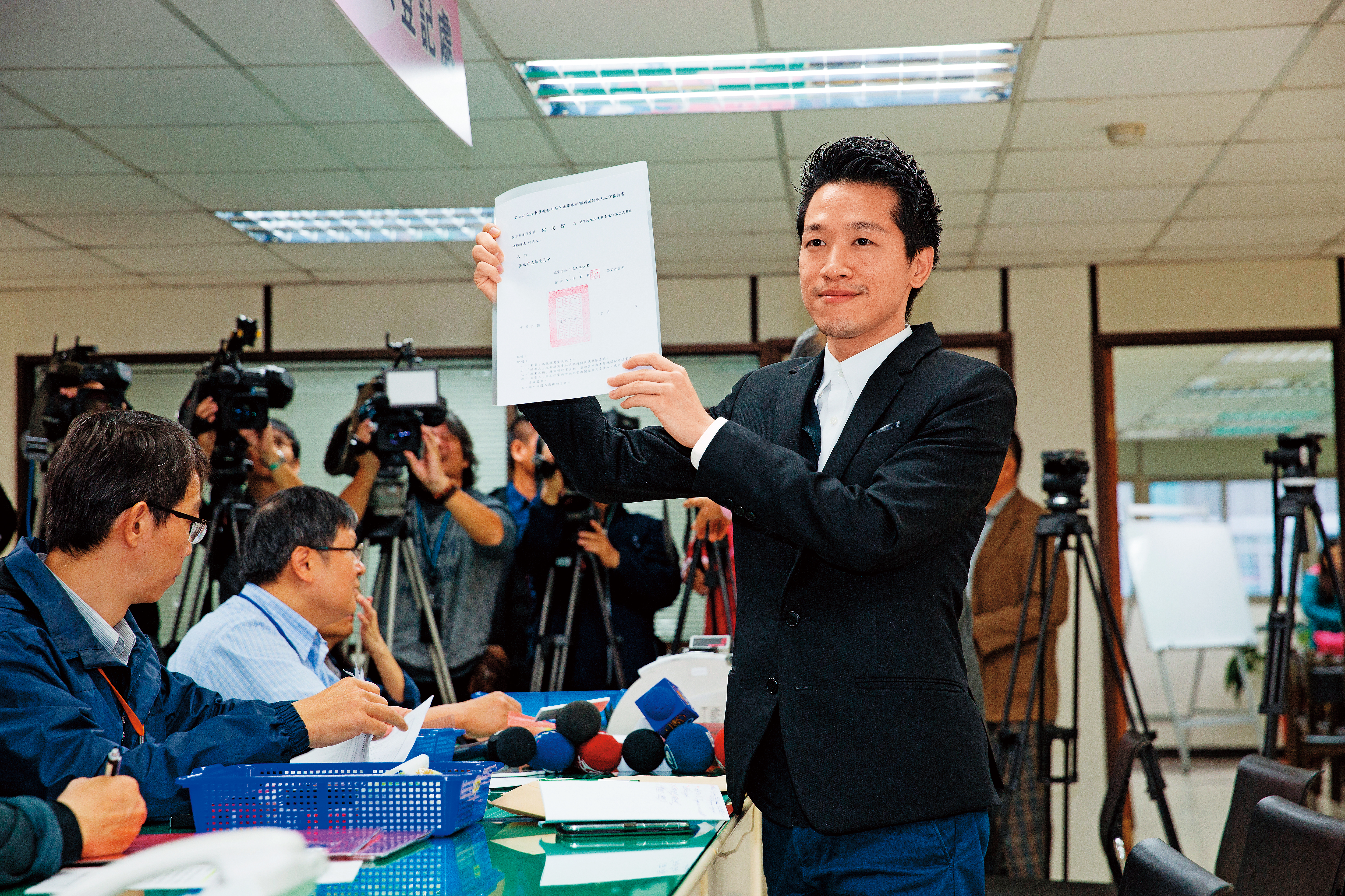 民進黨提名即將卸任的台北市議員何志偉參選北市立委補選。