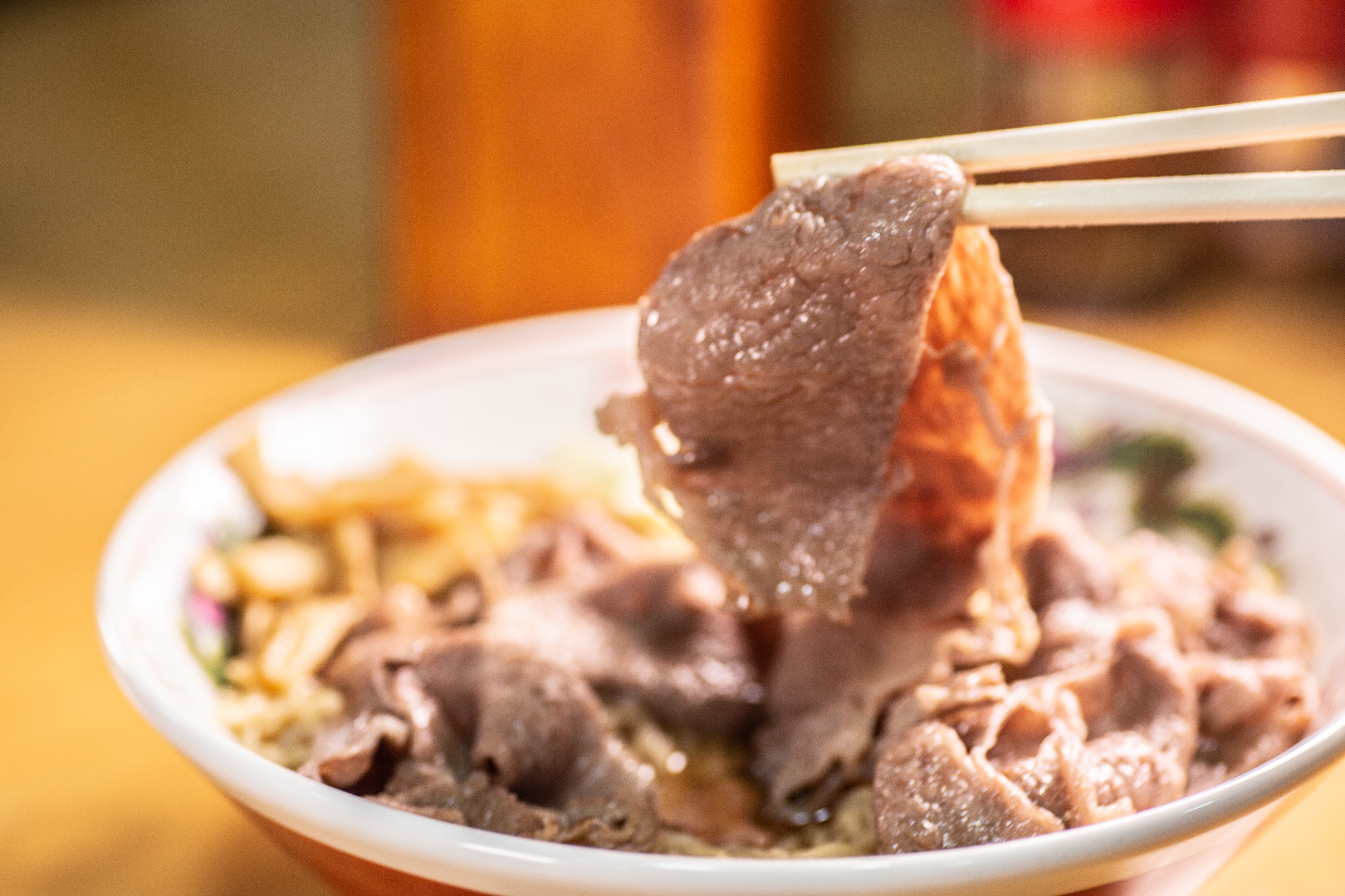 每日限量的「飛驒牛拉麵」，只取和牛牛肩肉。（日圓1,500／份，約NT$416）