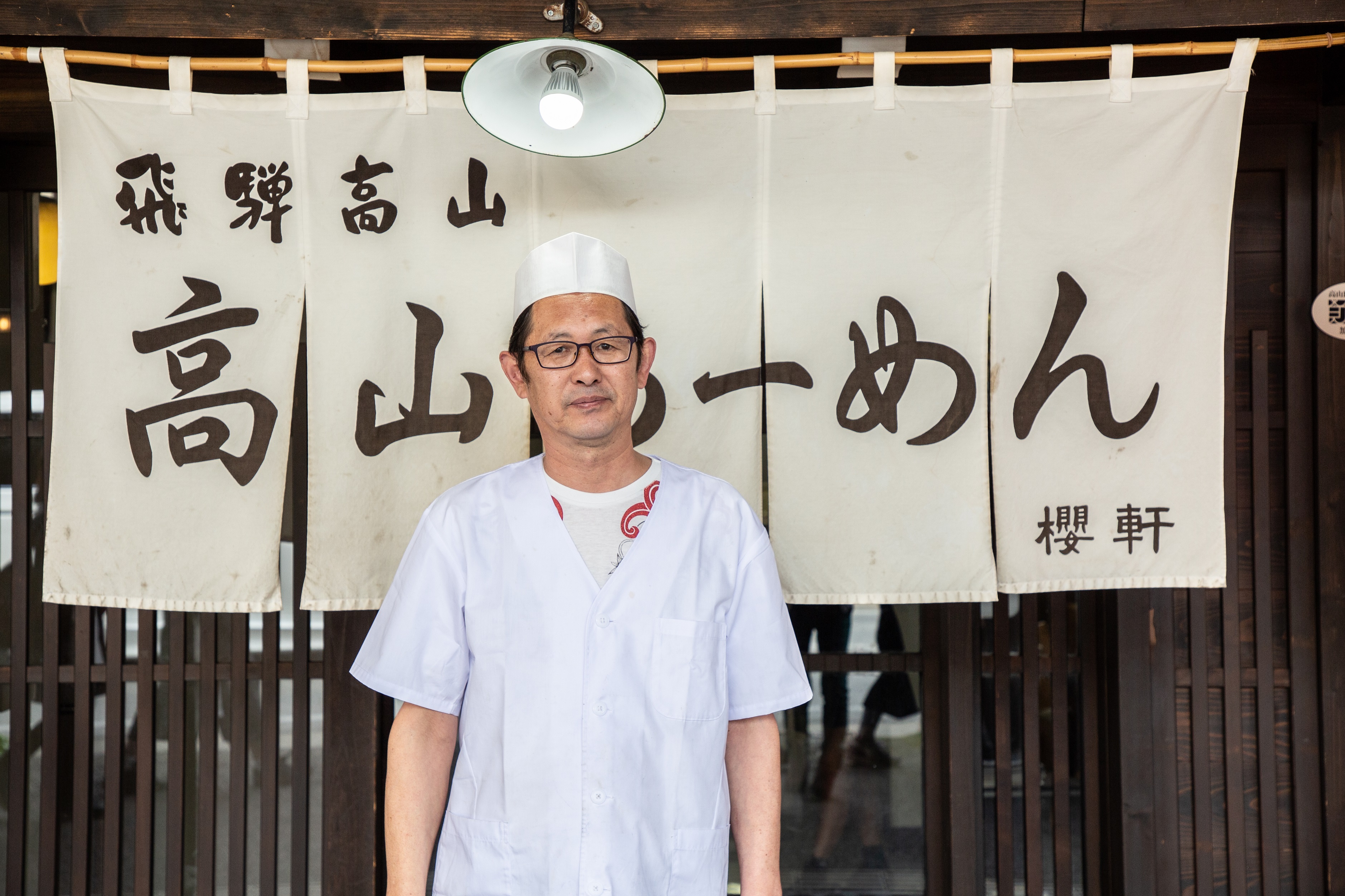 「櫻軒」老闆青木信彥歡迎大家來高山品嘗飛驒牛的滋味。