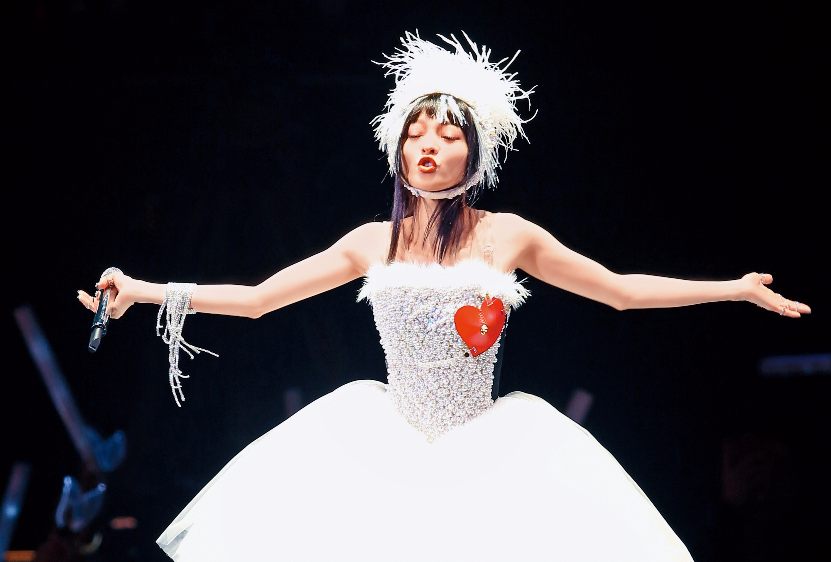 張韶涵的演唱會造型莫名有種白雞味，重點是她還嘟嘴、感覺一臉忘我並且陶醉，更有種得道後雞犬升天的意象。