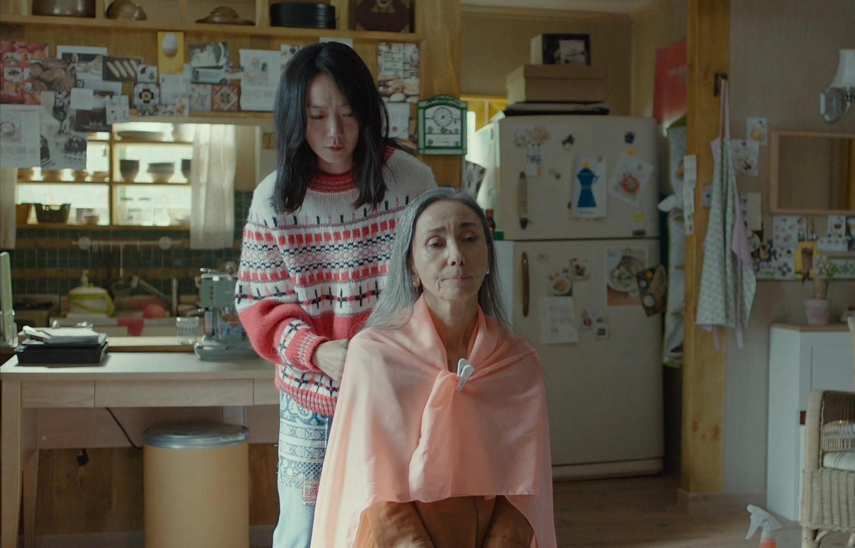文淑(右)在戲中飾演男主角石無的奶奶,時常開導已與孫子離婚的孫媳婦裴斗娜。(KKTV提供)