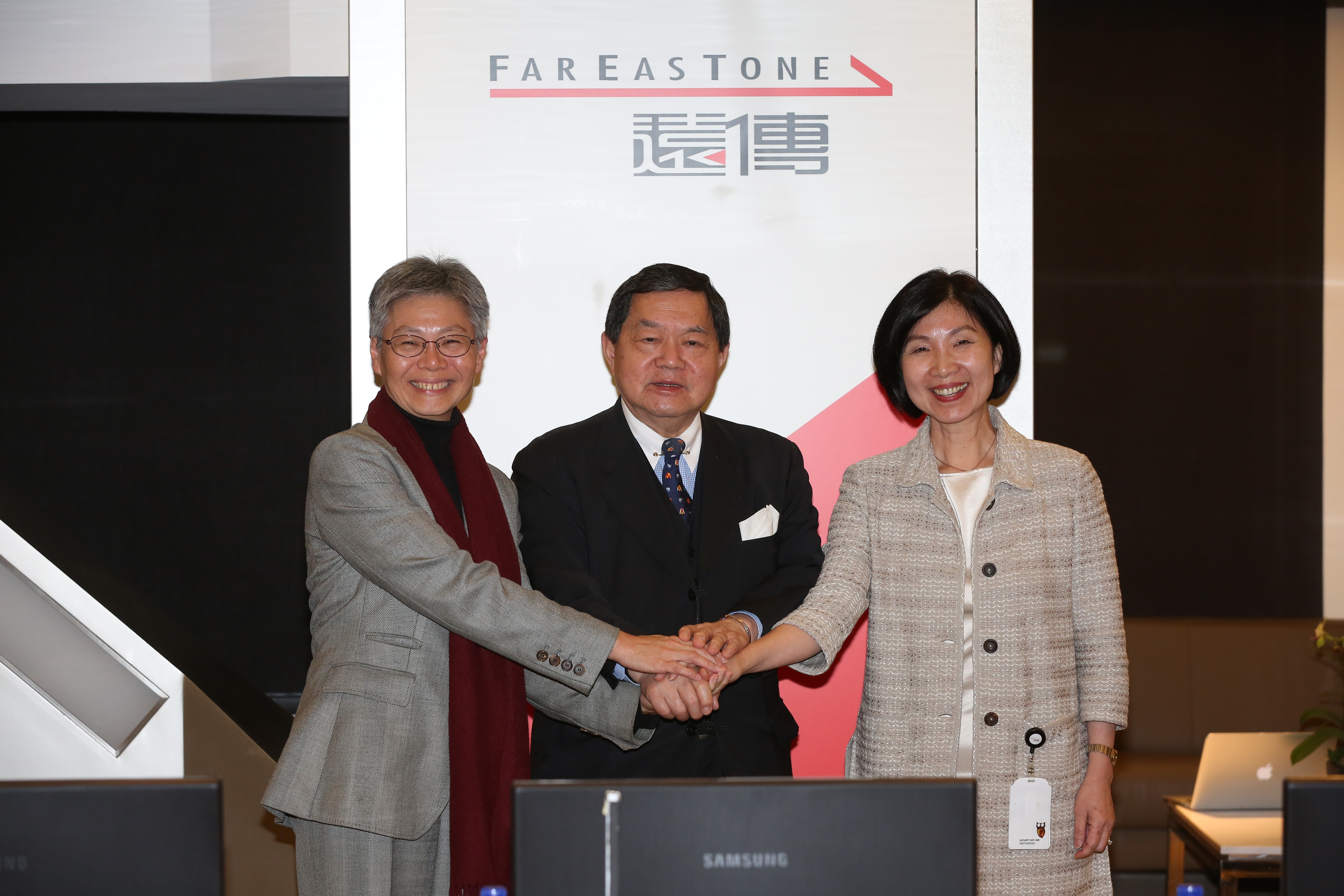 董事長徐旭東（中）親自現身主持記者會，他說，為了發展5G，遠傳需要轉型。