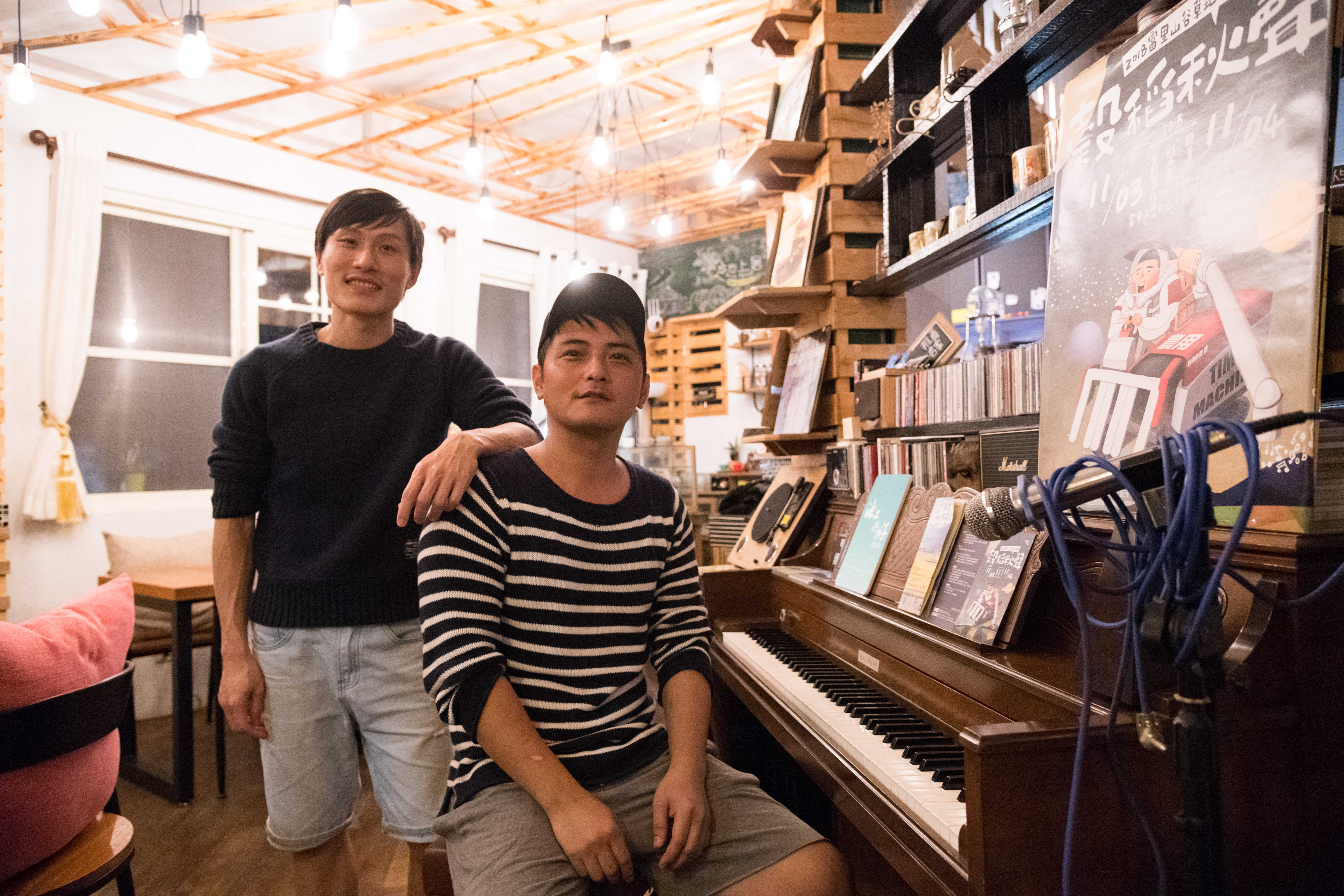 喜歡池上自然風情，熱情的阿文（右）隨著阿哲來池上打拚。