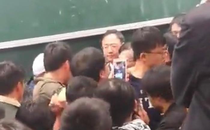 江宜樺離開會場前，聚集現場的民眾高喊殺人院長出庭負責。（翻攝自周安履臉書）