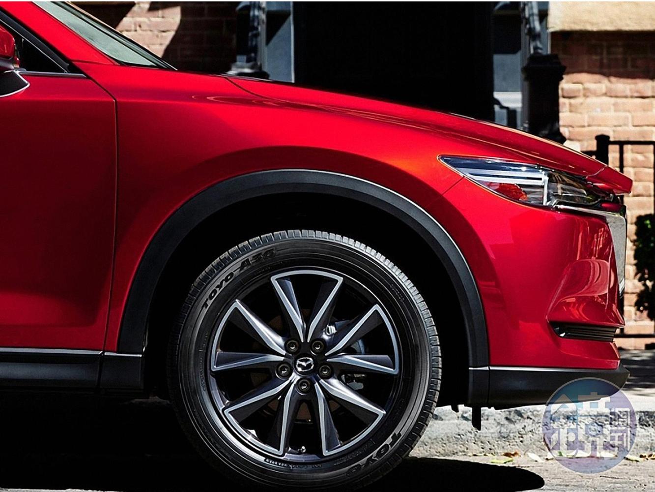 《CX-5 SKY-G 2WD環景旗艦版》標配19吋鋁圈,輪胎規格為225/55R19。