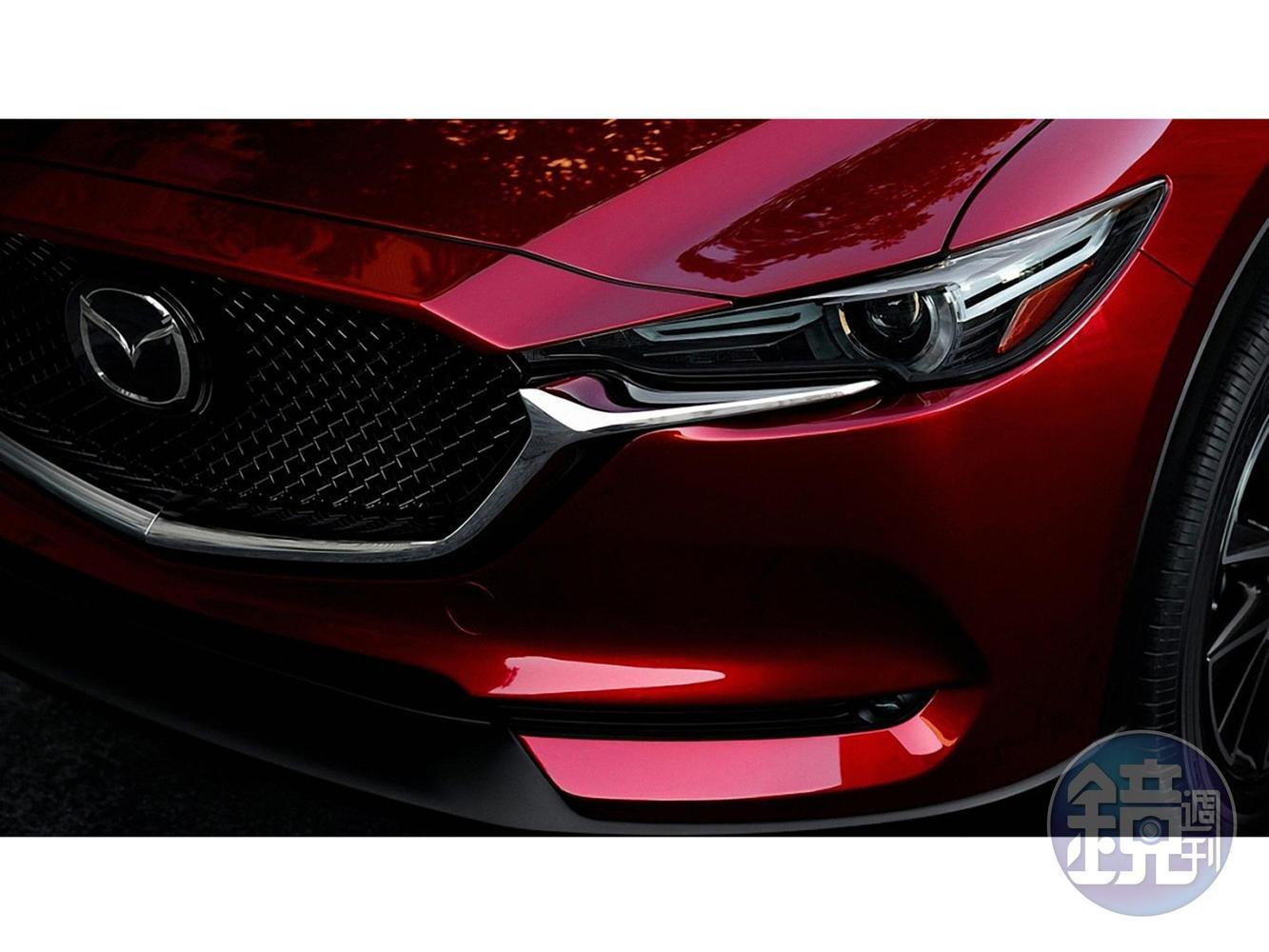 從薄型化LED頭燈組,到3D立體設計網狀格柵花紋水箱護罩,整體車身佈局讓車頭造型更加寬廣。