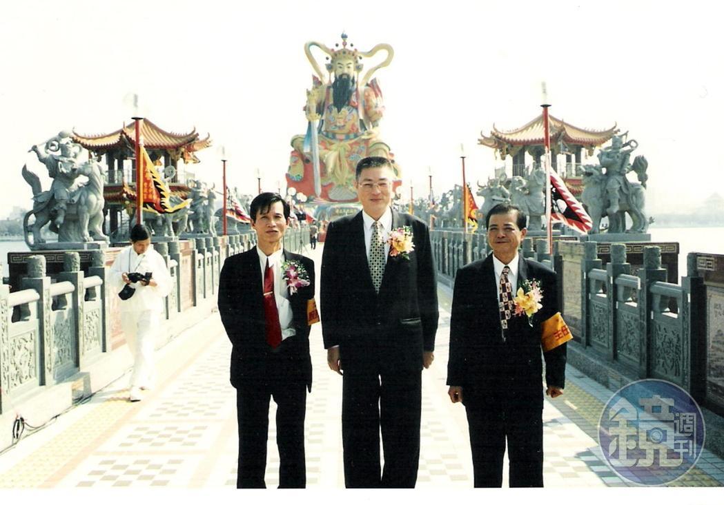 左營蓮池潭是高雄著名的宗教觀光地。神明插令旗指示後,市政府也以發展觀光為由,捐出公有地讓寺廟在水利地上興蓋大神像,1995年竣工時,前市長吳敦義也到場剪綵。(林增桶提供)