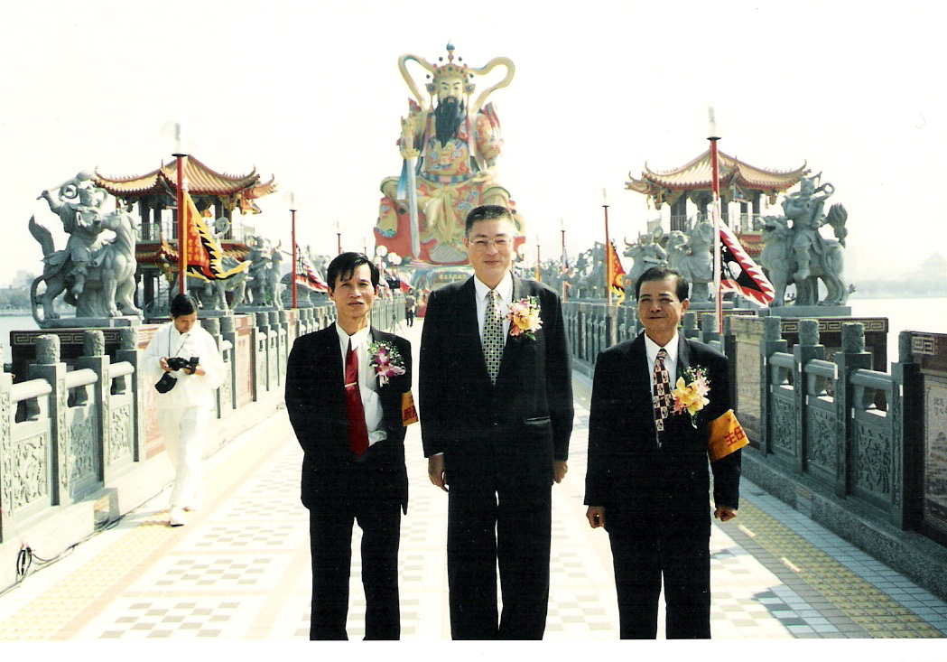 左營蓮池潭是高雄著名的宗教觀光地。神明插令旗指示後,市政府也以發展觀光為由,捐出公有地讓寺廟在水利地上興蓋大神像,1995年竣工時,前市長吳敦義也到場剪綵。(林增桶提供)