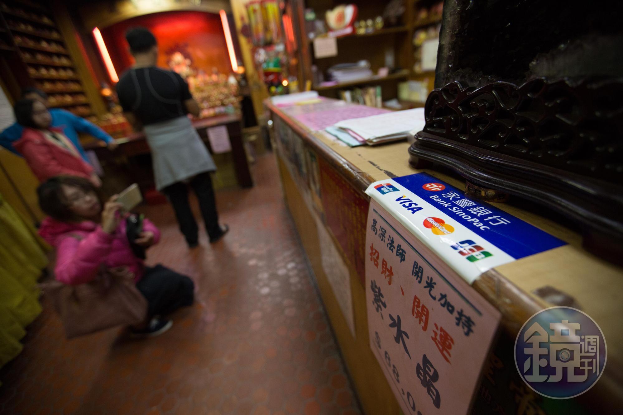 角落的福德殿傳來最響亮的筊杯聲,平日下午就擠了三四組遊客。因為這裡有傳說中靈驗的「聚寶袋」,大的7000元、小的3000元,就算價格不低,來買發財夢的香客仍絡繹不絕。
