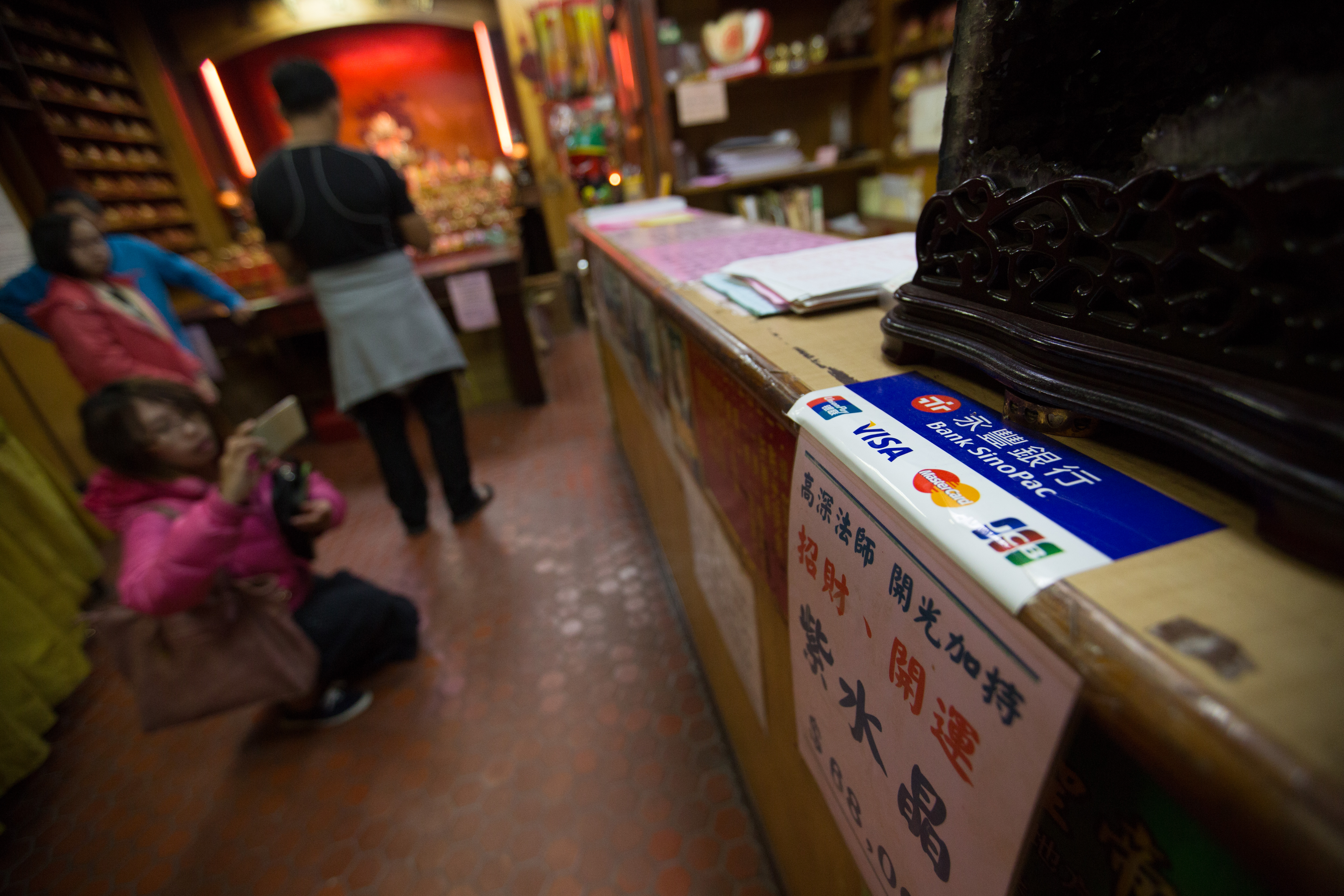 角落的福德殿傳來最響亮的筊杯聲,平日下午就擠了三四組遊客。因為這裡有傳說中靈驗的「聚寶袋」,大的7000元、小的3000元,就算價格不低,來買發財夢的香客仍絡繹不絕。