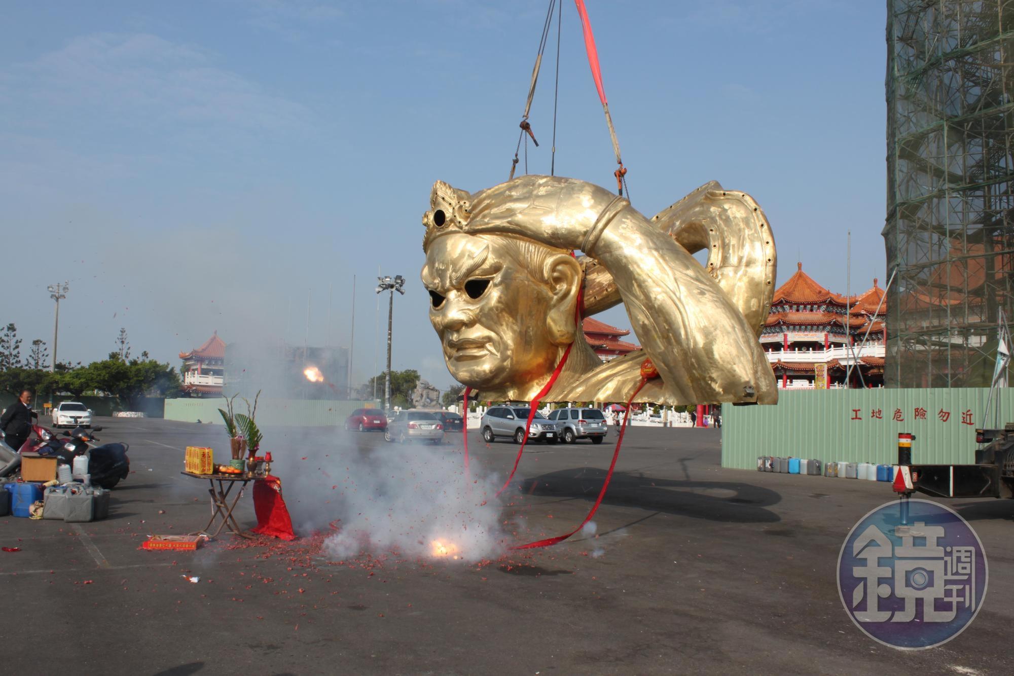 台南鹿耳門聖母廟邀請林增桶製作兩尊「全球最高」21米的千里眼順風耳。廟方並希望林增桶替神尊穿上較文雅的服飾、神情不要太凶煞。(林增桶提供)